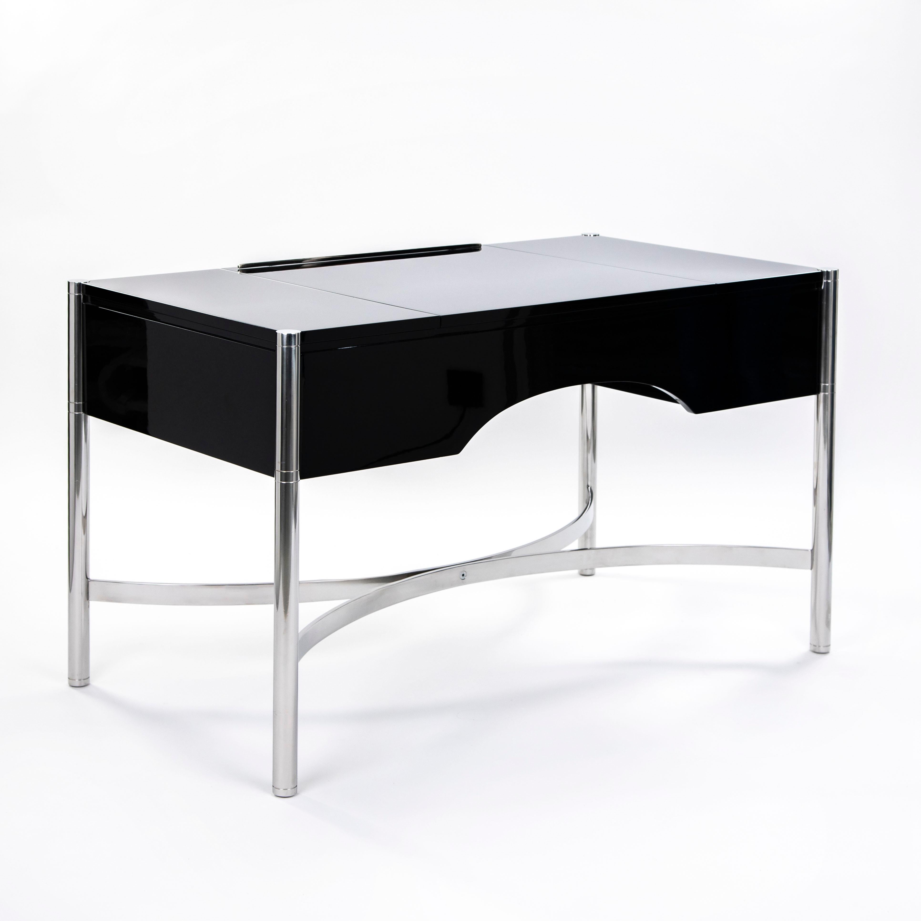 Italienischer Schreibtisch aus der Mitte des Jahrhunderts Schwarzer Lack & Edelstahl von STUDIODADA 1970s (Ende des 20. Jahrhunderts) im Angebot