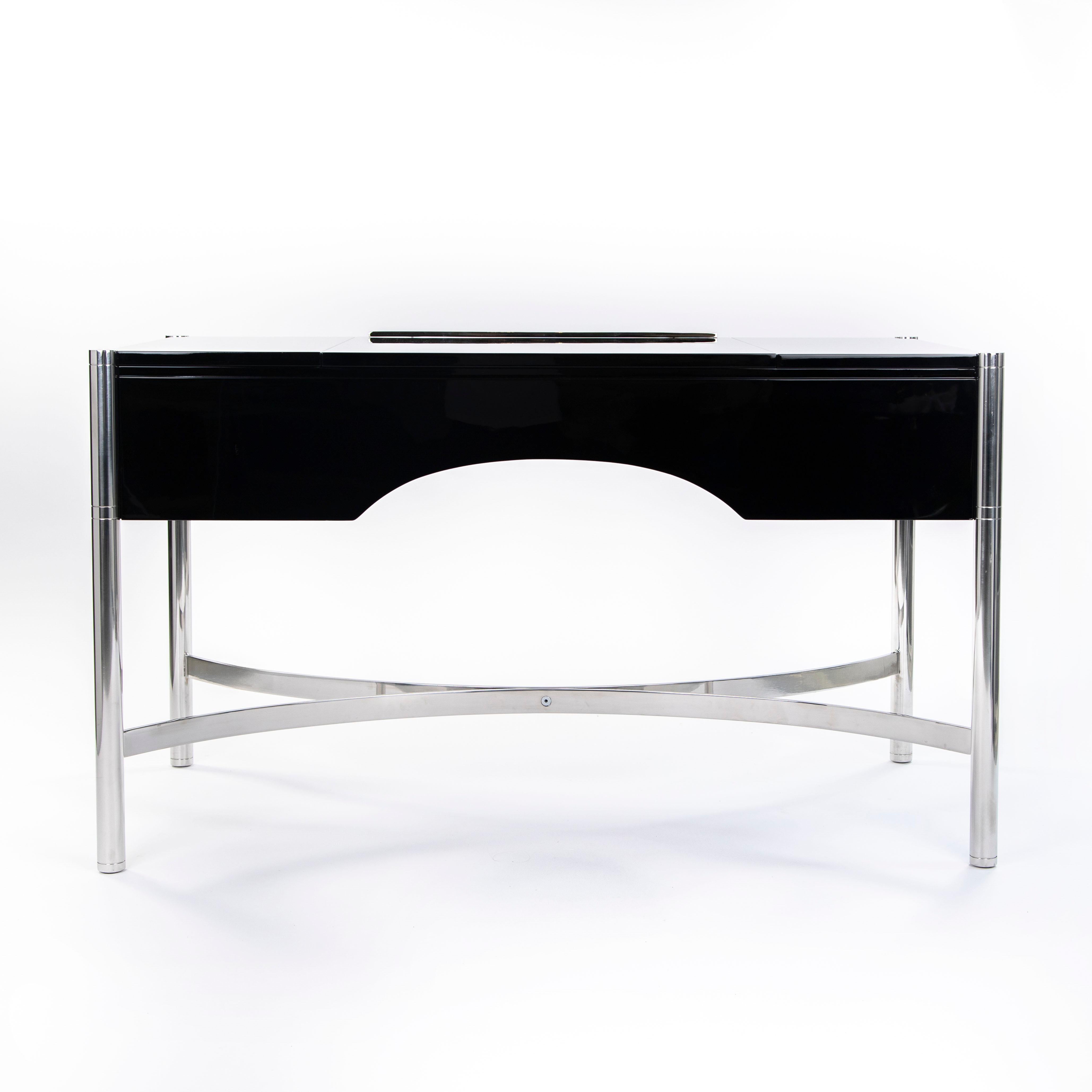 Italienischer Schreibtisch aus der Mitte des Jahrhunderts Schwarzer Lack & Edelstahl von STUDIODADA 1970s im Angebot 1