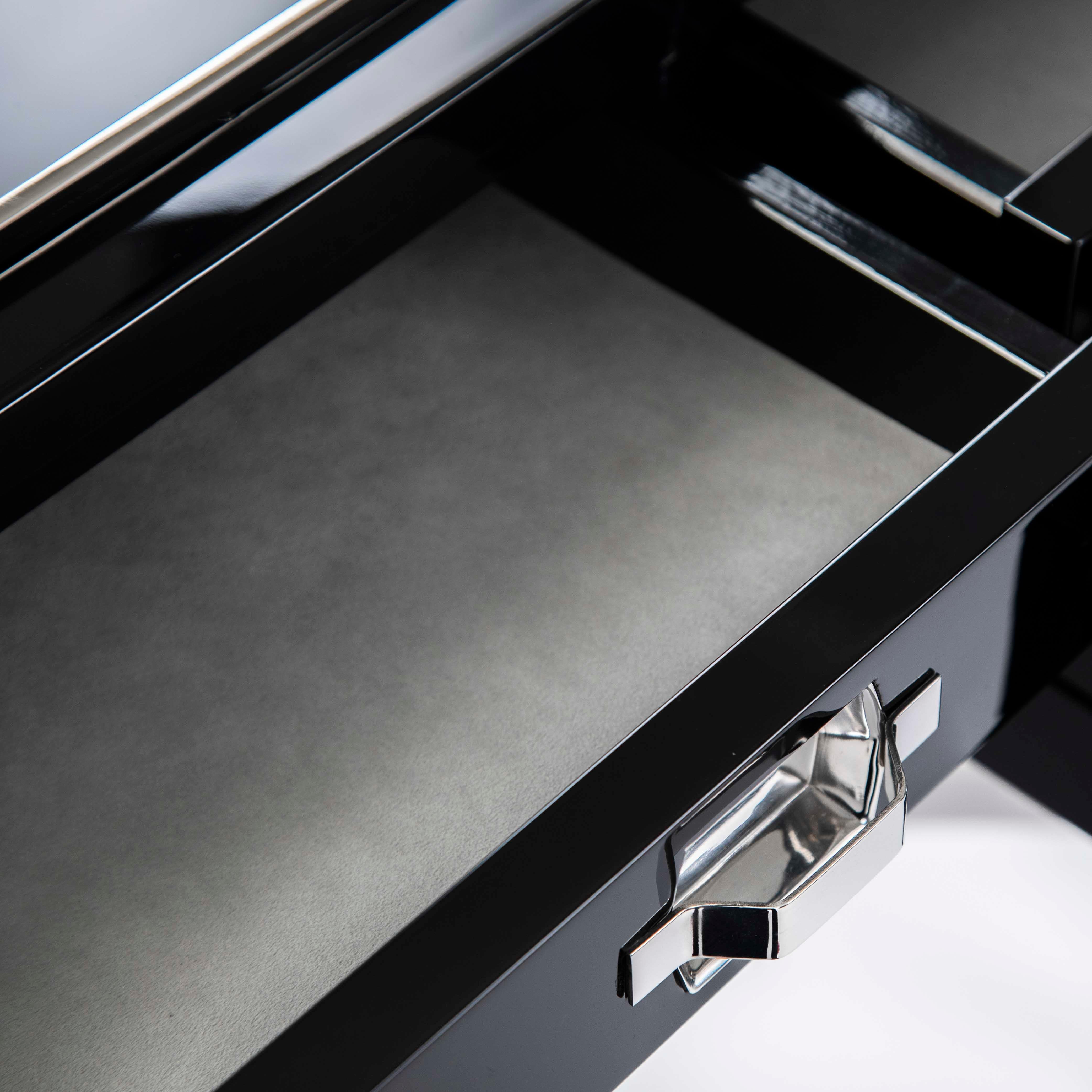 Italienischer Schreibtisch aus der Mitte des Jahrhunderts Schwarzer Lack & Edelstahl von STUDIODADA 1970s im Angebot 3