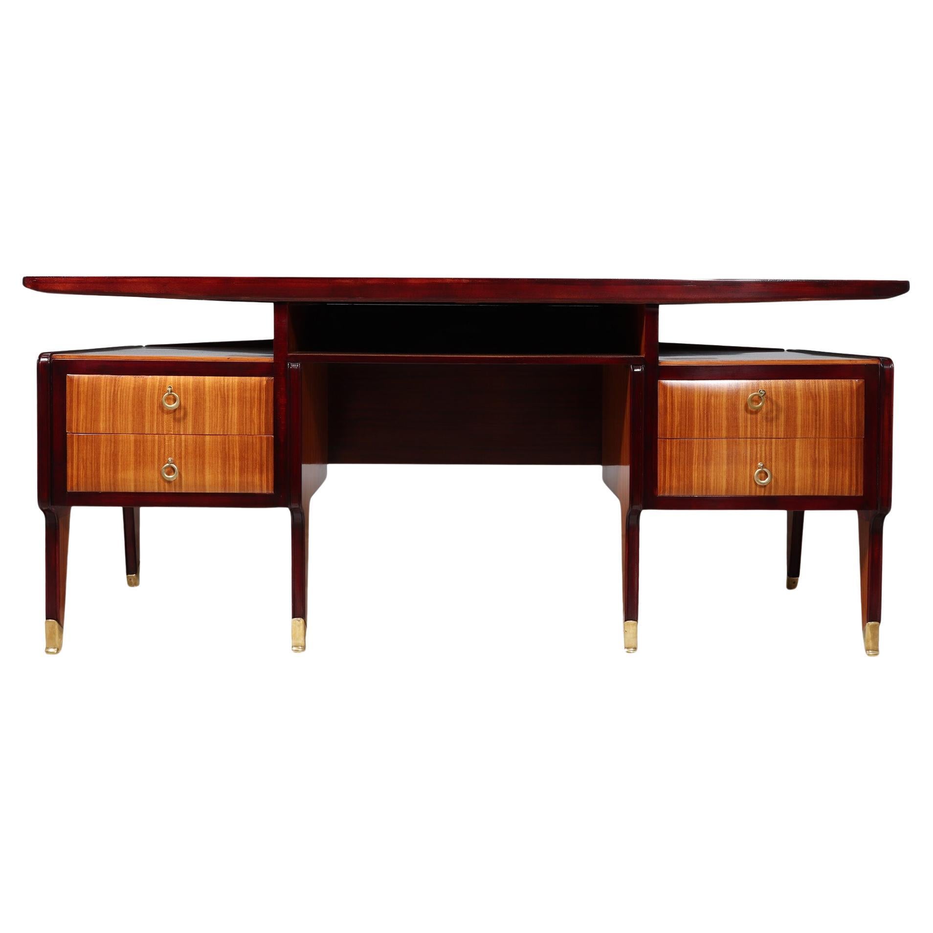 Questa splendida scrivania vintage del Mid-Century Modern italiano, disegnata da Vittorio Dassi, è davvero affascinante. Realizzato con il miglior mogano e zebrano, la finitura artigianale con gommalacca lucida aggiunge un tocco distinto alla sua