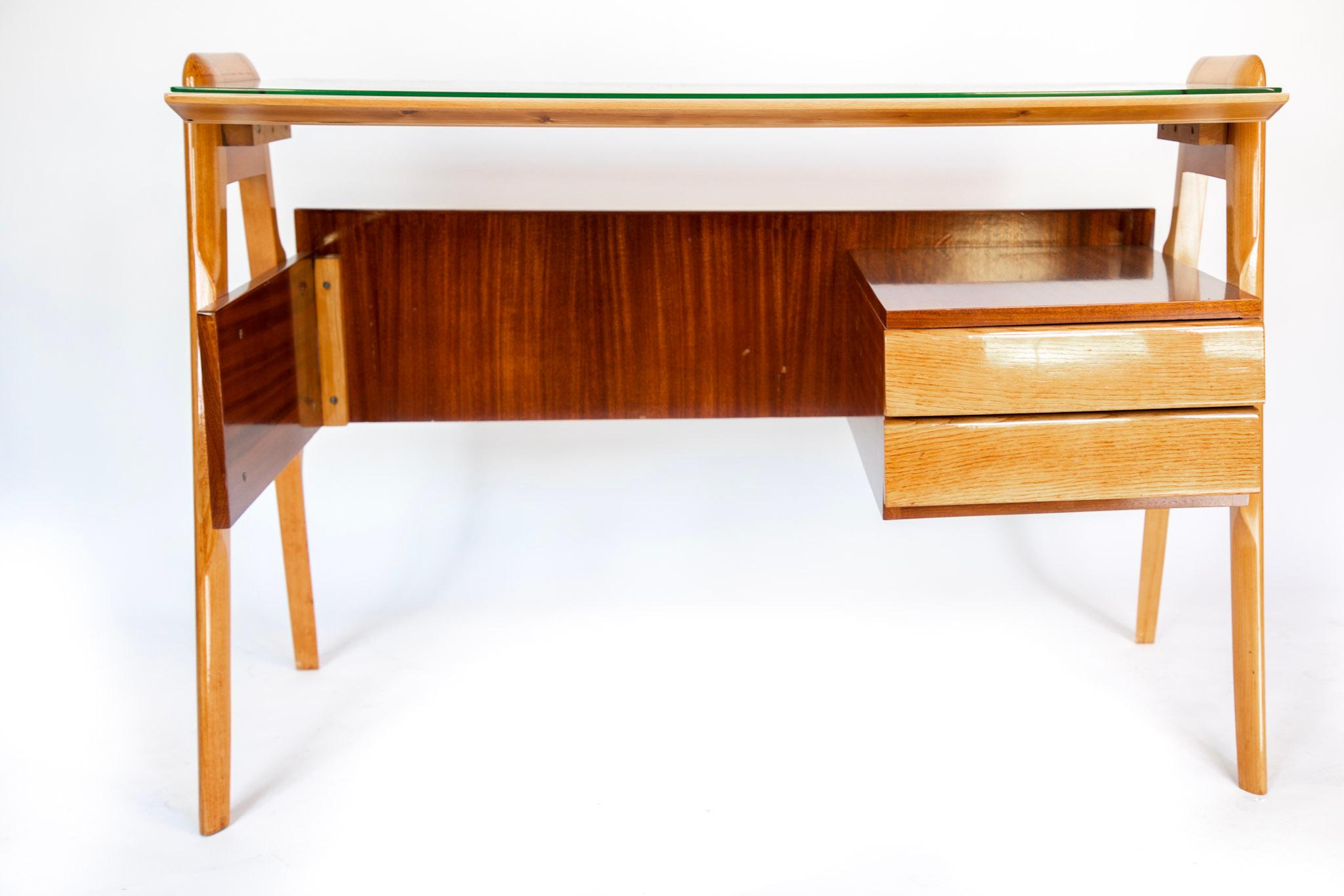 Mid Century Modern Wooden Desk by Vittorio Dassi, Layer of Glass, Italy 1950s.

Wonderful desk by the Italian designer Vittorio Dassi in a minimal rational shape. Elegant in design without losing the functional quality. Manufactured by Dassi Mobili