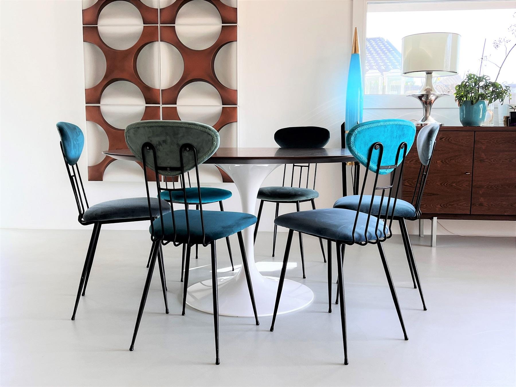 A beautiful and comfortable set of six original dining chairs from the Italian midcentury, made in the style of Gastone Rinaldi or RIMA.
The chairs have been re-upholstered completely with velvet in different color nuances in different blue/green