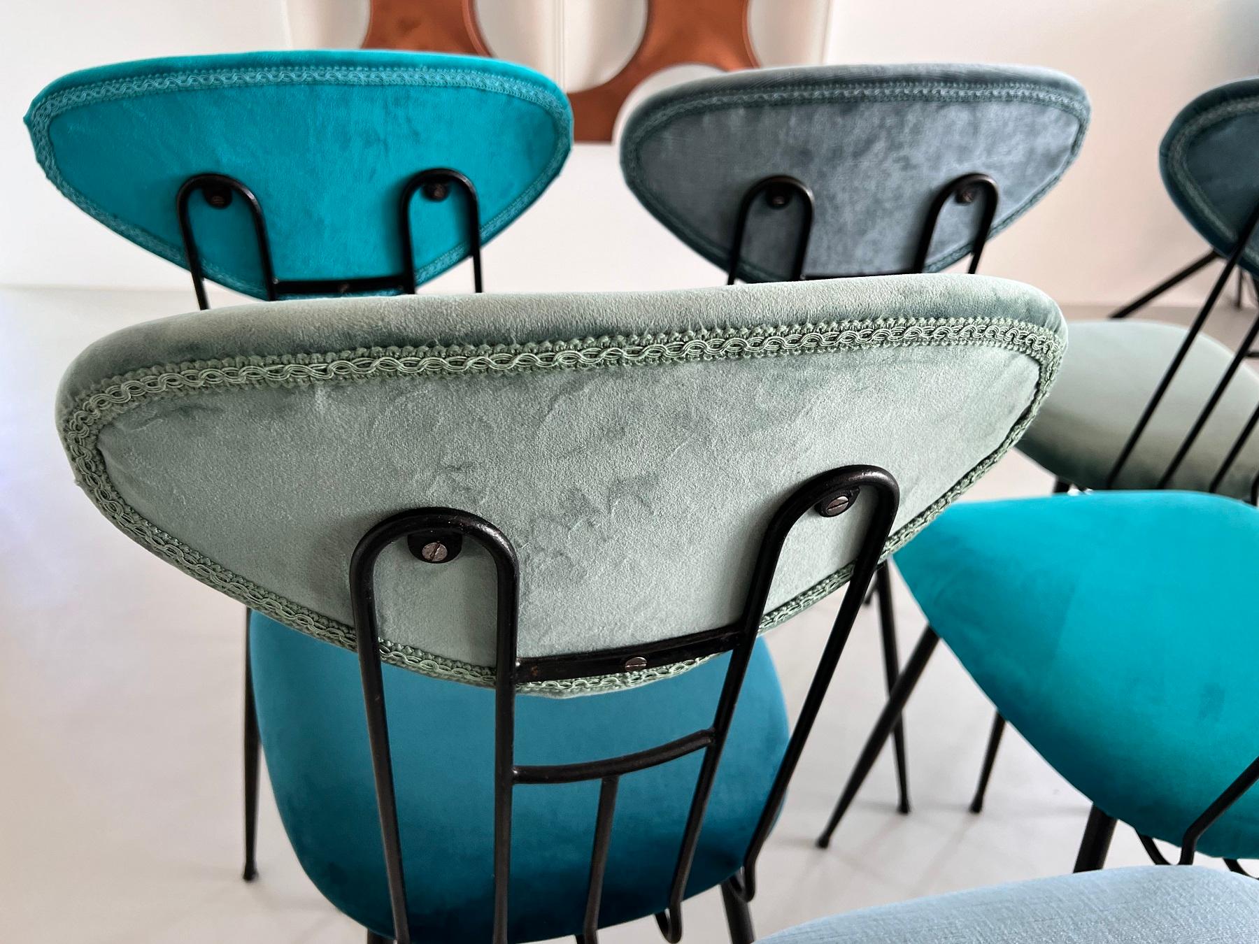 Chaises de salle à manger italiennes du milieu du siècle dernier retapissées en velours, années 1960 en vente 1