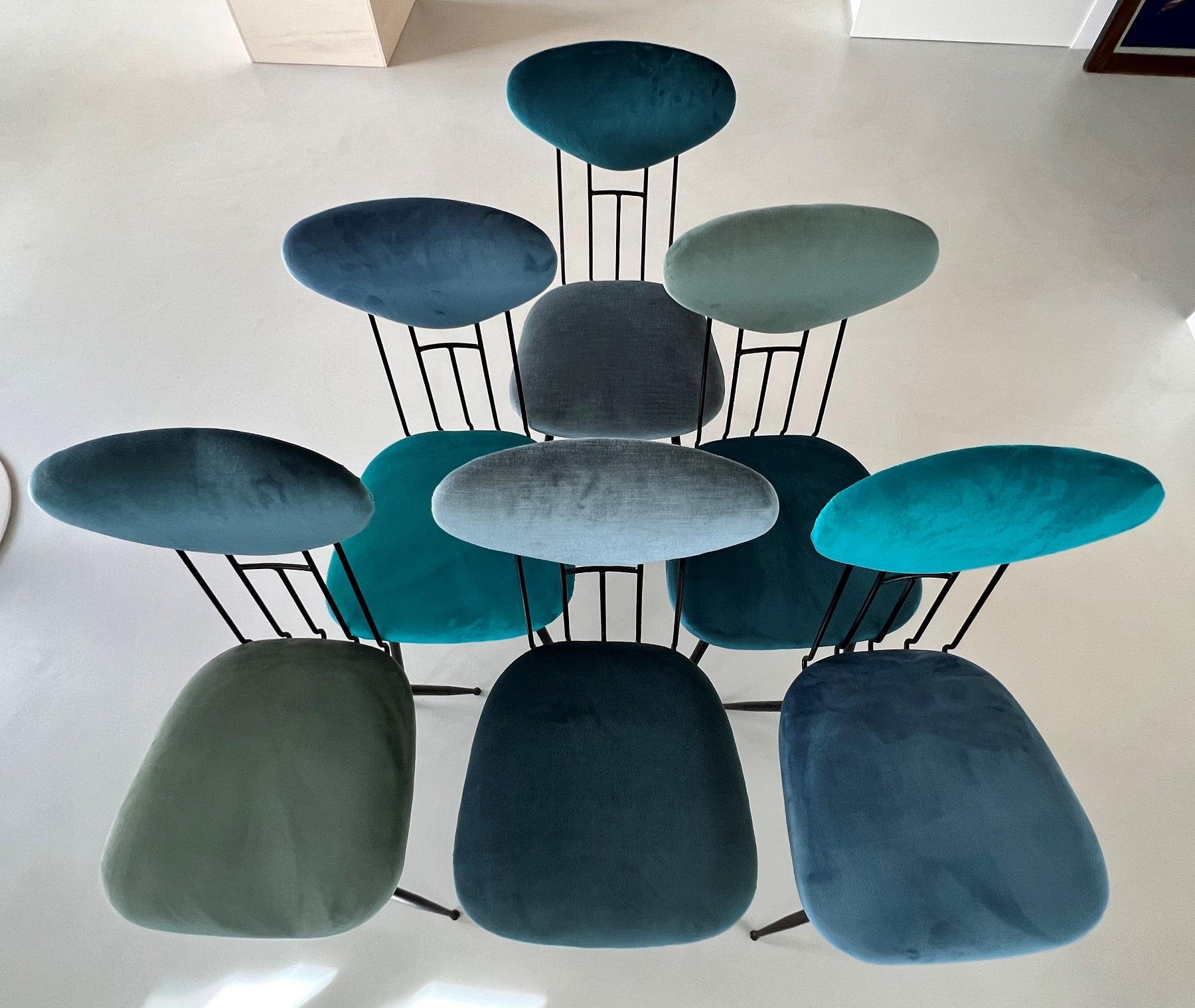 Chaises de salle à manger italiennes du milieu du siècle dernier retapissées en velours, années 1960 en vente 2