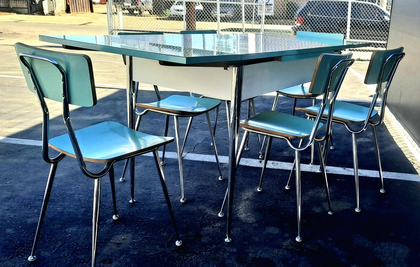 Italian mid century dining table and six chairs. Chrome srtucture and formica. Table is extendable from 4 - 6 people. The set is in good vintage condition, tarnish chrome. Table dimension for 4 people is 48.5 inches nd extendable 73 inches.The color