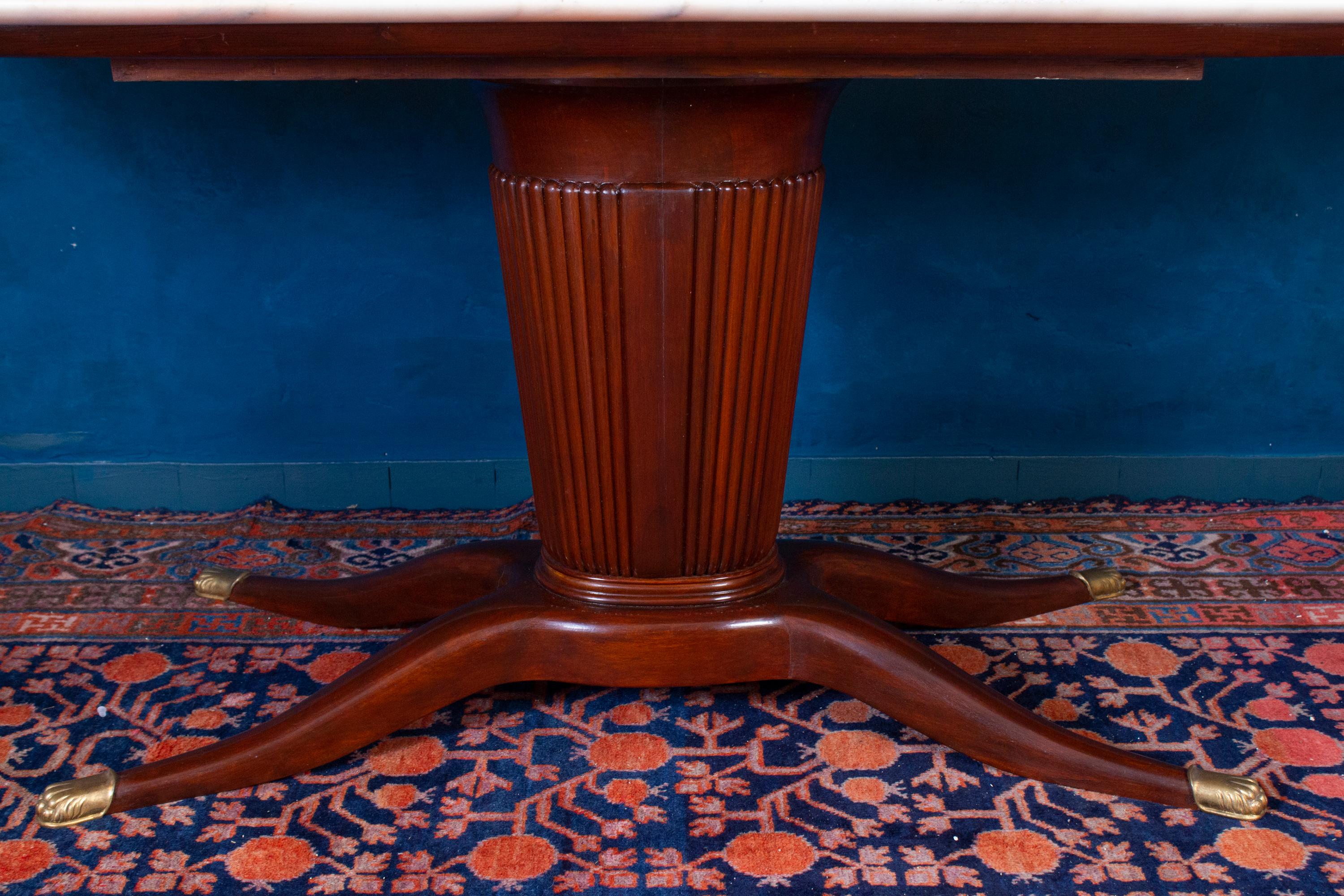 Eleganter Esstisch, Paolo Buffa, 1950er Jahre. Das Stück ist wirklich selten und wichtig. Die Marmorplatte wird von einer Mittelsäule auf vier bronzefarbenen Füßen getragen.
Erhältlich auch das Sideboard Ref: LU985912387533.