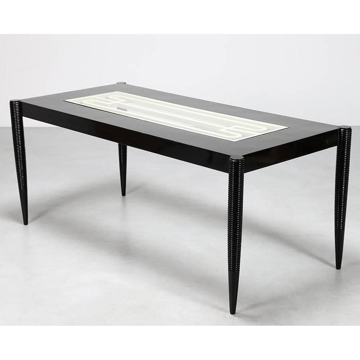 Stylish dining table attributed to Pierluigi Colli in the 1950s, characterized by structure in lacquered black wood with legs finished with superb reeds details ('grissinati’).
The tabletop, centrally, has a transparent glass under which is