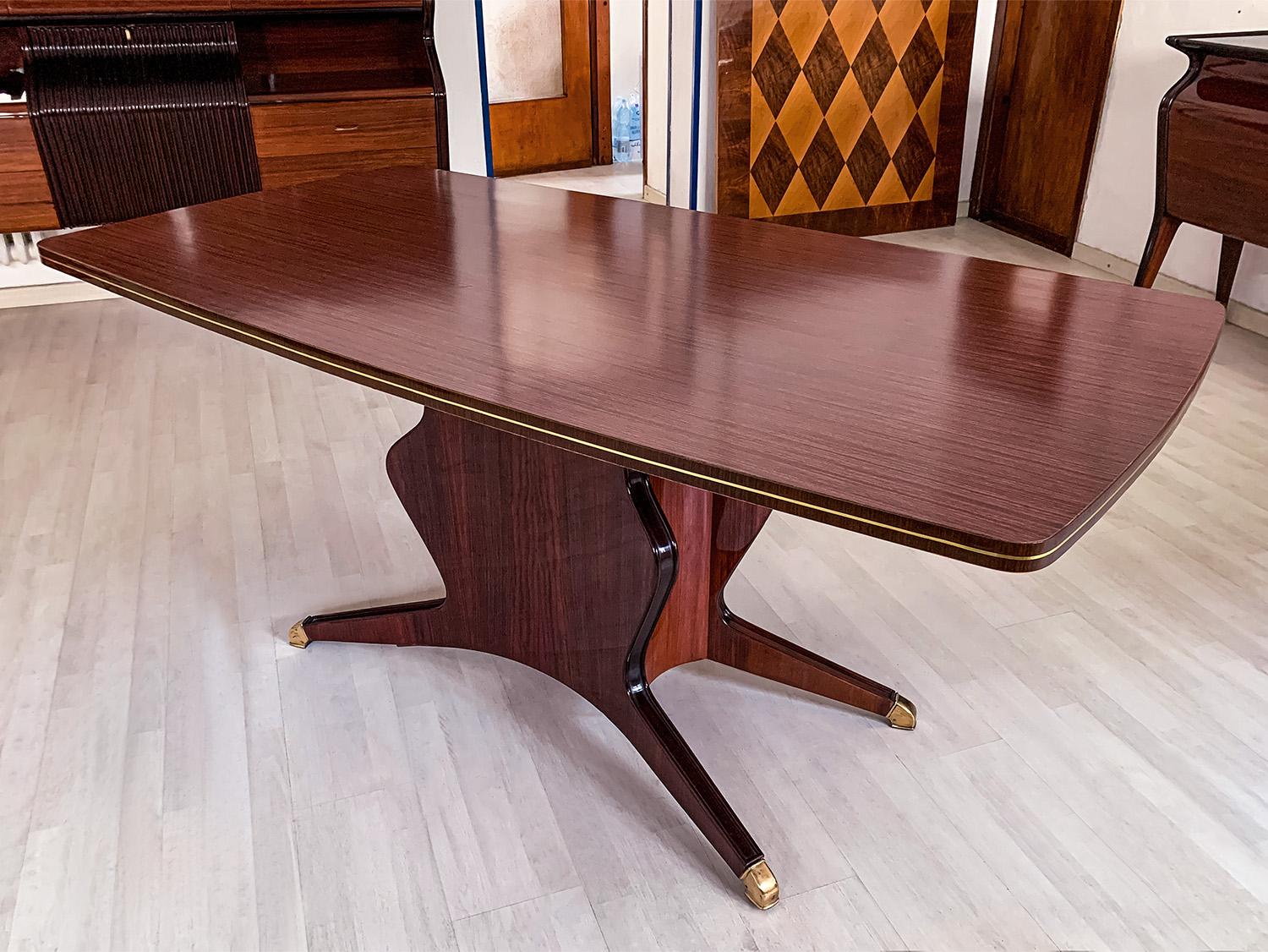 Stylish dining table designed by Osvaldo Borsani, a really statement piece and a great example of 1950s Italian design.
Its structure is characterized by a unique shape design, finished with brass feet and provided with formica top table.
The