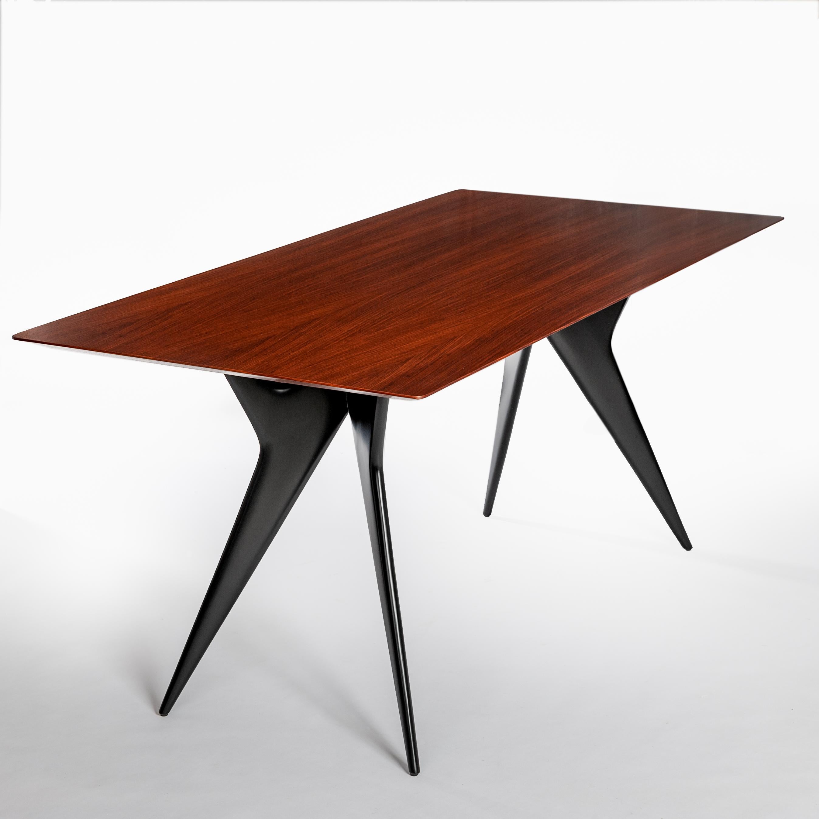 The dining table or desk by the architect and designer Ico Parisi is from the early 1950s
produced by MIM - Mobili Italiani Moderni
Characteristics: flared, tapered leg guides, table top only 4 mm towards the edge -
the whole object has no sharp