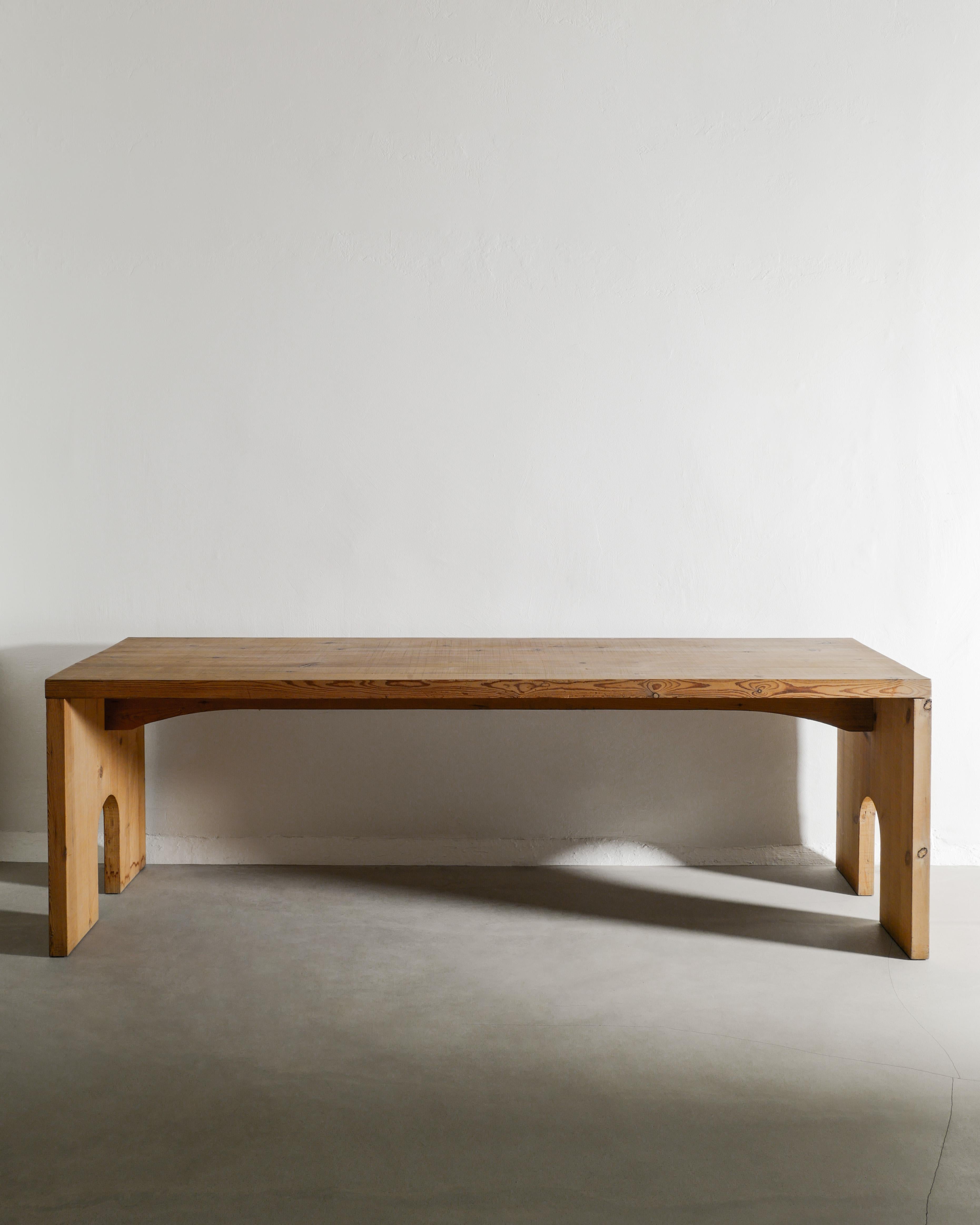 Très rare et iconique table de salle à manger en bois du milieu du siècle en pin russe conçue par Mario Ceroli de la série 