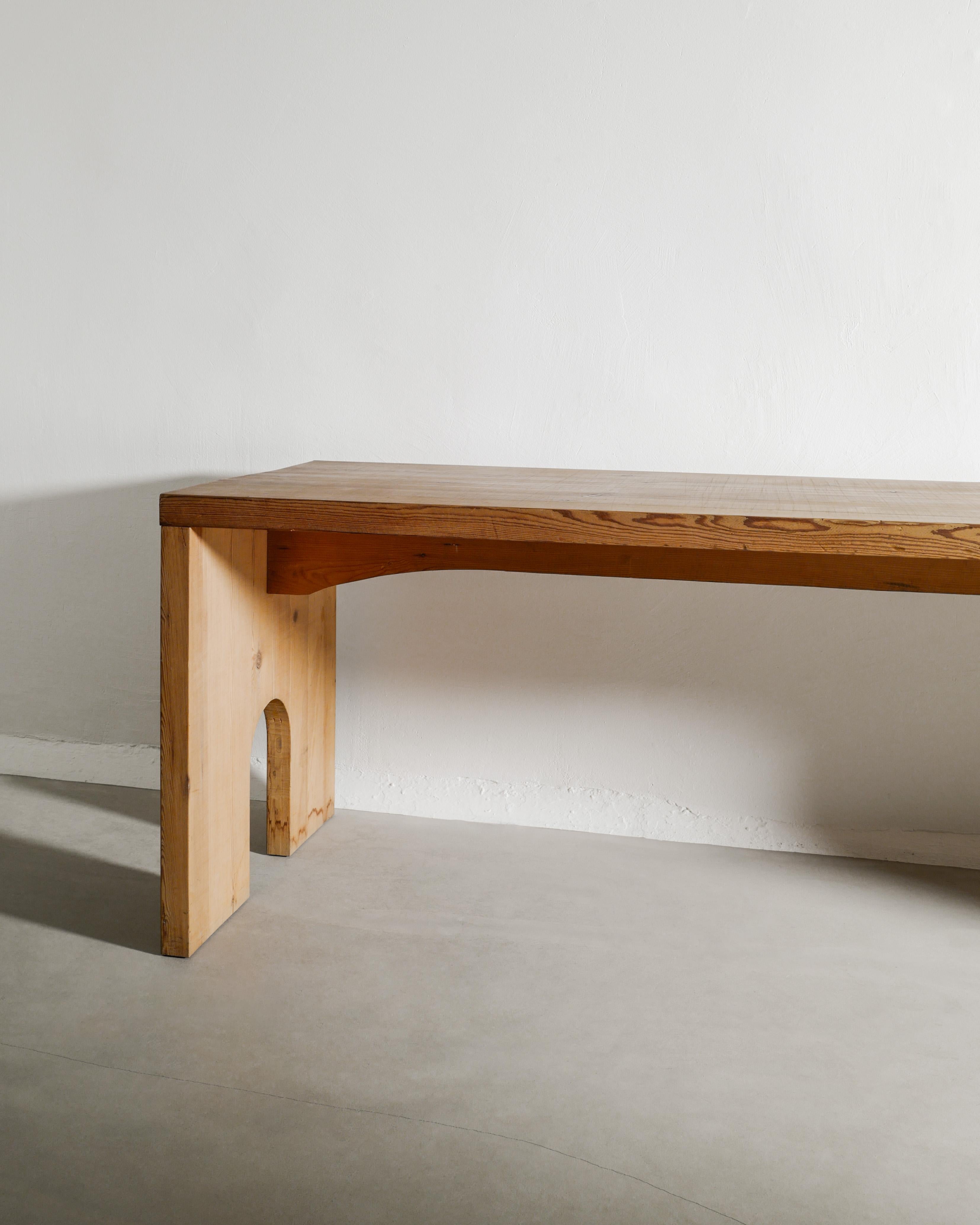 Table de salle à manger italienne du milieu du siècle en pin par Mario Ceroli pour Poltronova, 1970 Bon état - En vente à Stockholm, SE
