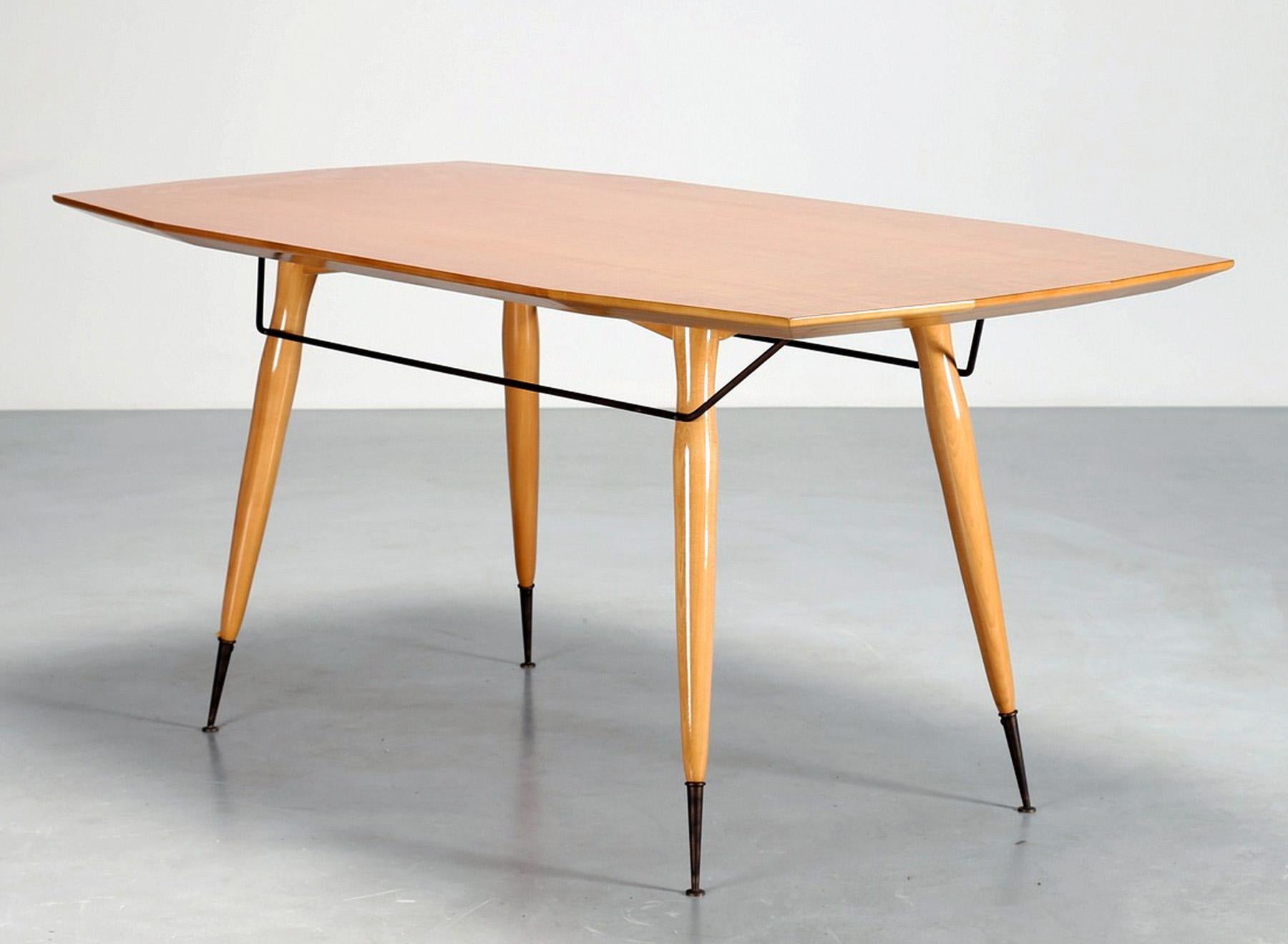 Amazing Italian dining table in maple of the 1950s, characterized by a unique sculptured design, very stylish and charming.
Its seductive structure, very thin and slight, is unexpectedly and incredibly very solid, balanced and stable.
It’s in very