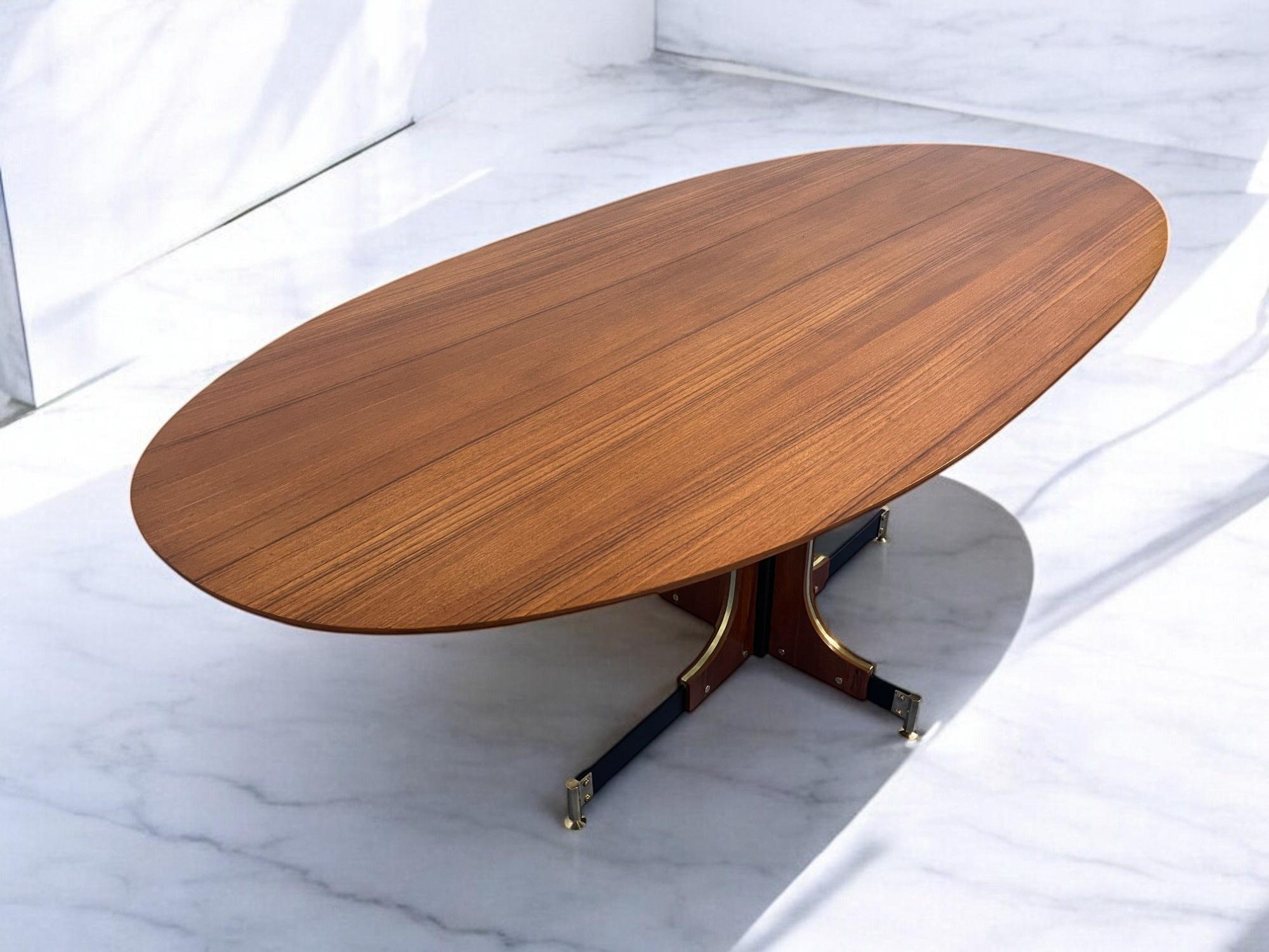 Dieser italienische Esstisch aus Teakholz aus den 1960er Jahren, der Ignazio Gardella zugeschrieben wird, ist ein bedeutendes Beispiel für das Design dieser Zeit. Die elliptische Platte ist aus Teakholz gefertigt, das sich durch warme Farbtöne und