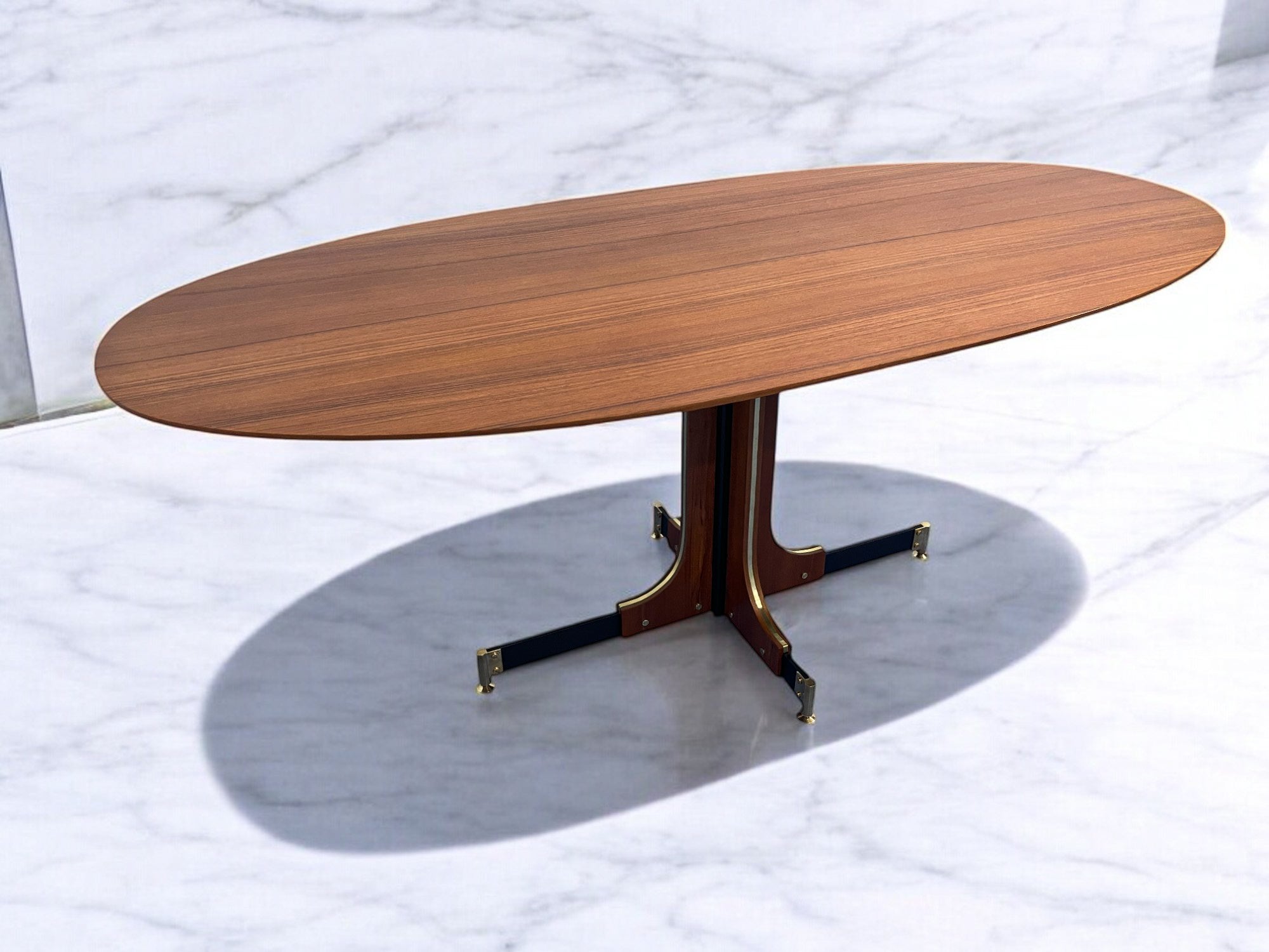 Mesa de comedor italiana de teca de mediados de siglo atribuida a Ignazio Gardella, años 60 en venta