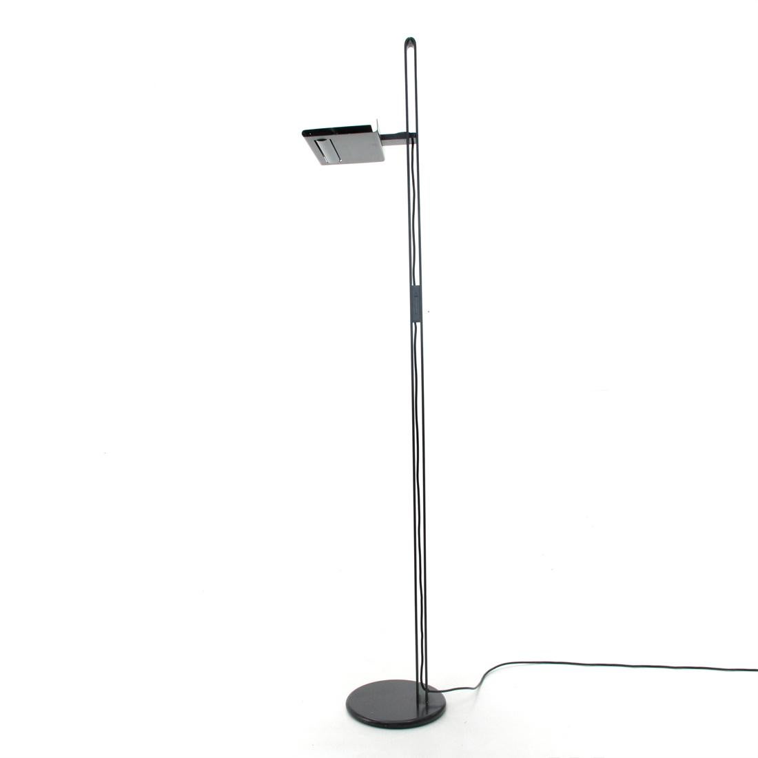 Floor lamp produced by Oluce in the 1970s, designed by Bruno Gecchellin.
Structure in black painted metal.
Diffuser in black painted metal adjustable in height.
Potentiometer for adjusting light intensity.
Mount a halogen light bulb.
Good