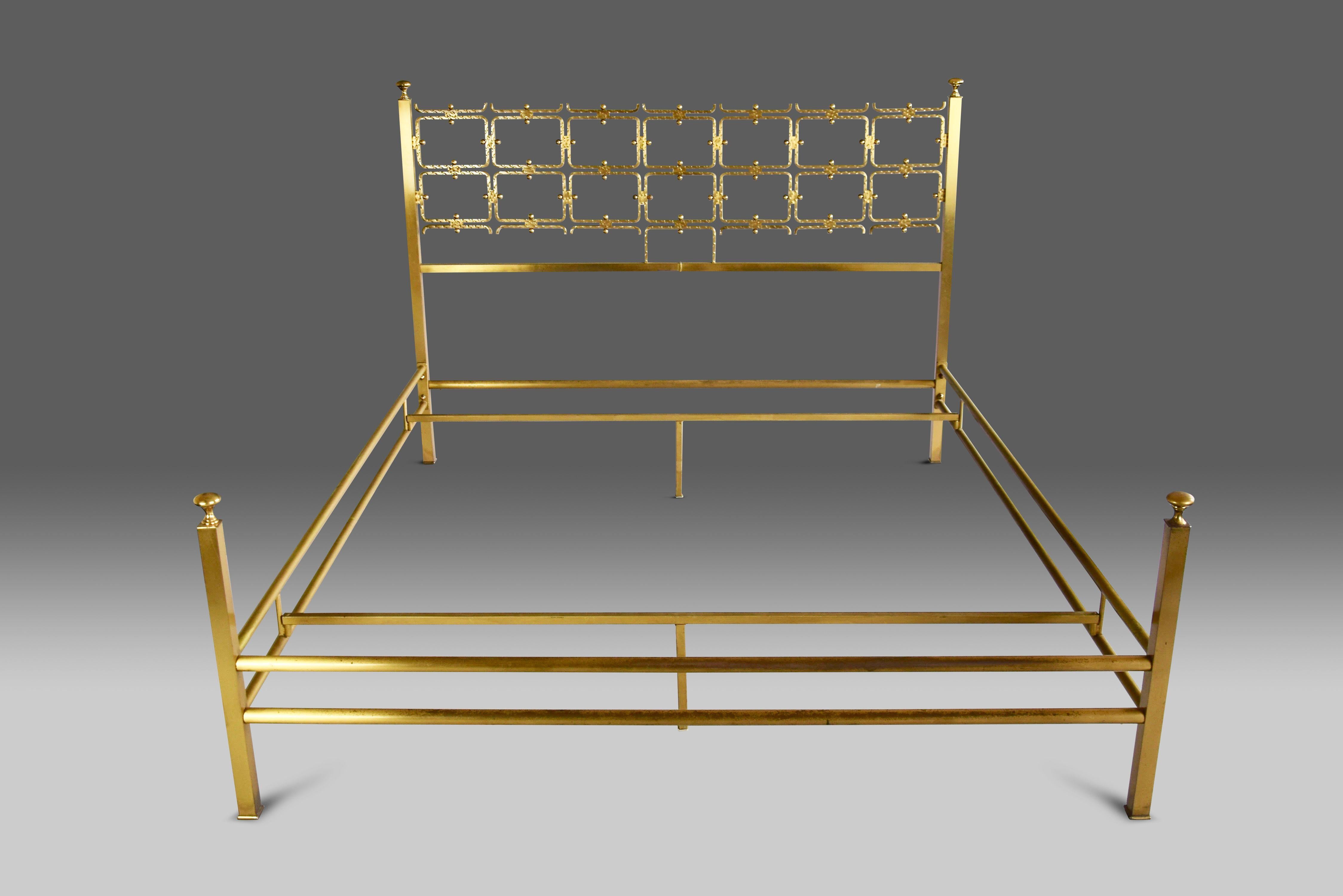 Stylish mid century double brass bed frame from the renown Italian designer, Osvaldo Borsani.
A beautiful piece of Italian mid century design that will look fabulous in any bedroom.
Produced in the 1950's, the principal structure of the bed,