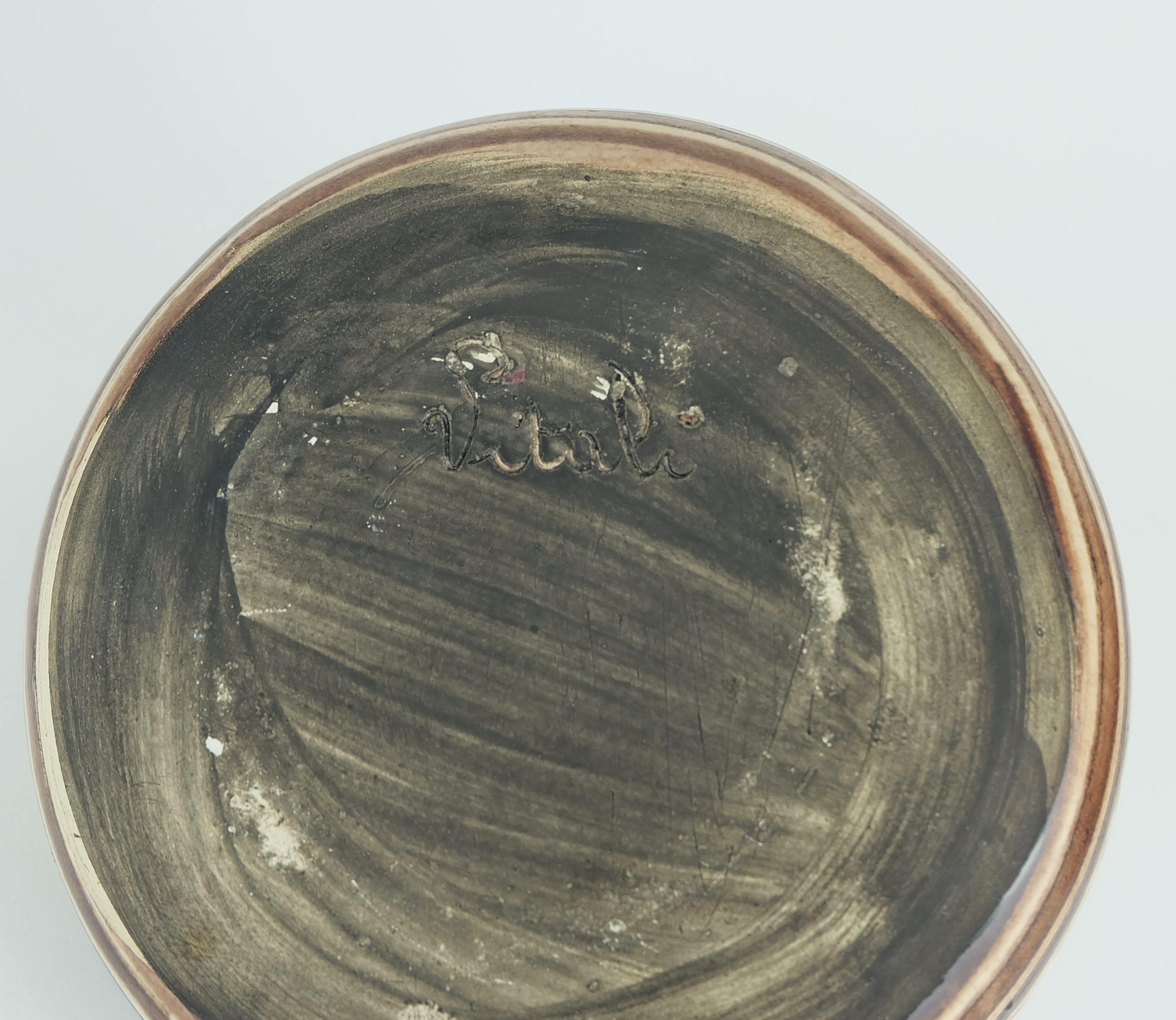 Vaso in ceramica a doppio manico della metà del secolo scorso firmato Vitali e realizzato a mano negli anni '70 in vendita 5