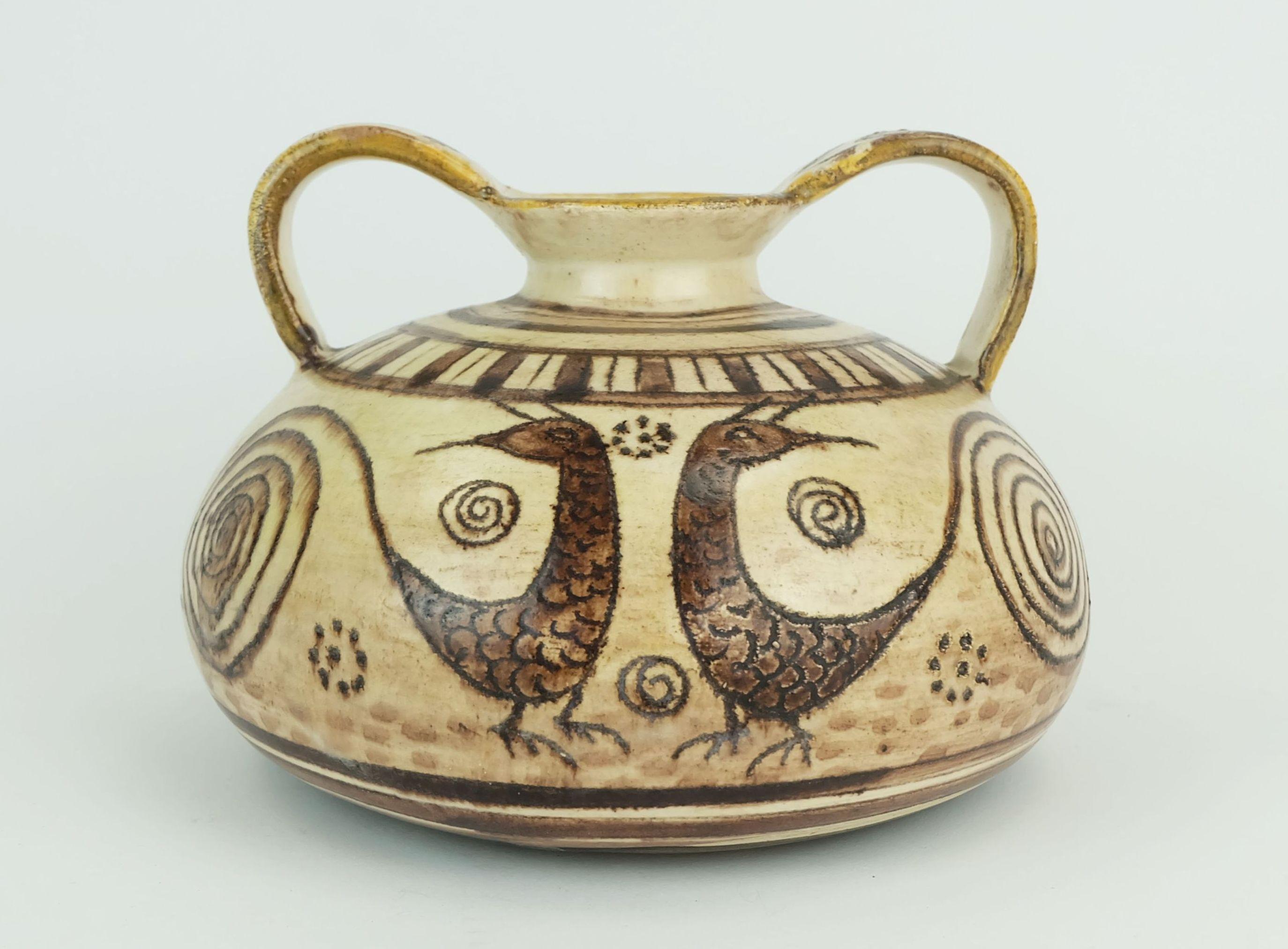 Vaso in ceramica italiano degli anni '70, design Gino Vitali. Produttore Vitali Ceramiche. Firmato 'Vitali' sul fondo. Abbiamo un vaso con lo stesso decoro ma di forma diversa (vedi ultima foto). Secondo l'etichetta allegata all'altro vaso, si
