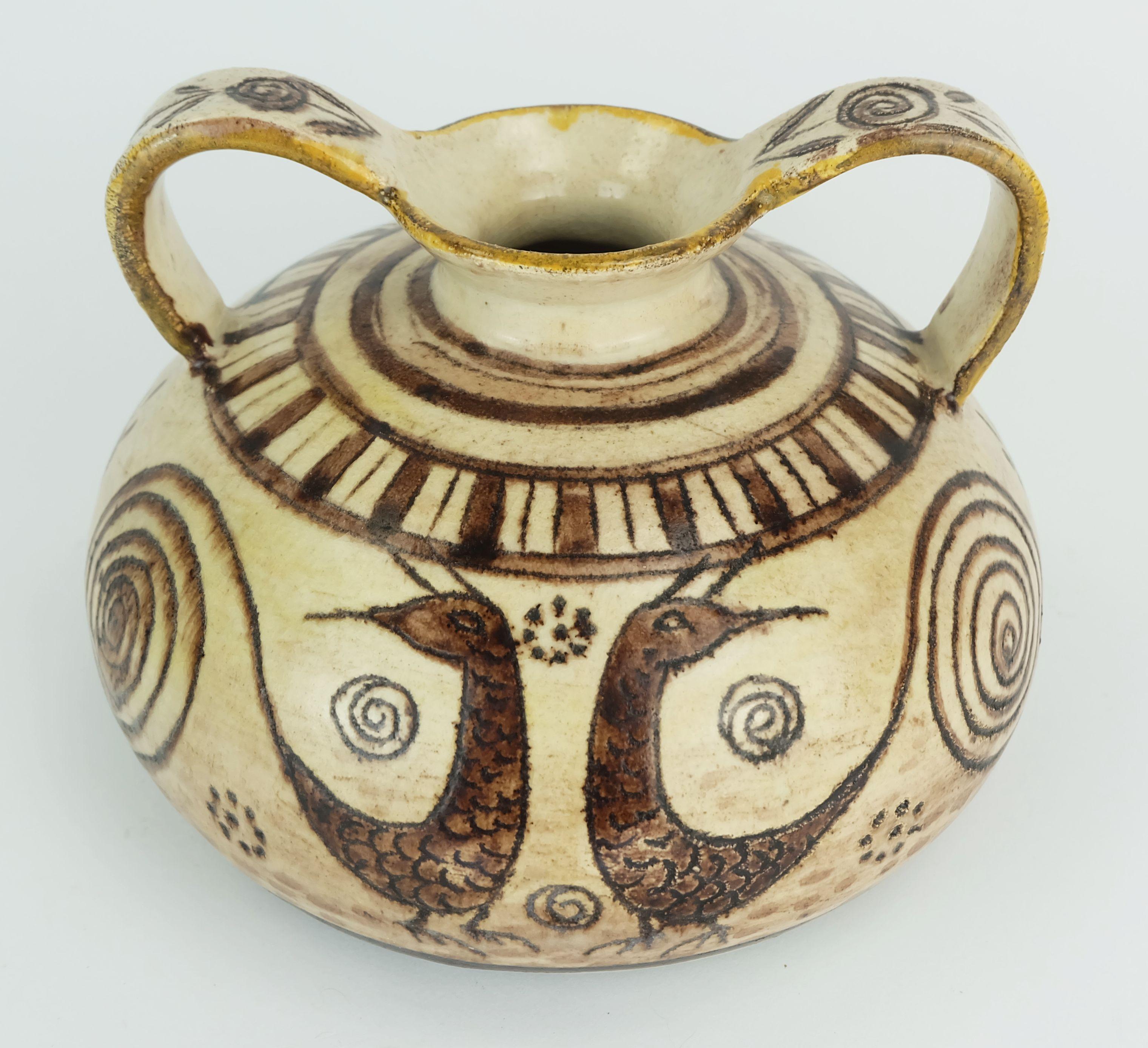 Italiano Vaso in ceramica a doppio manico della metà del secolo scorso firmato Vitali e realizzato a mano negli anni '70 in vendita