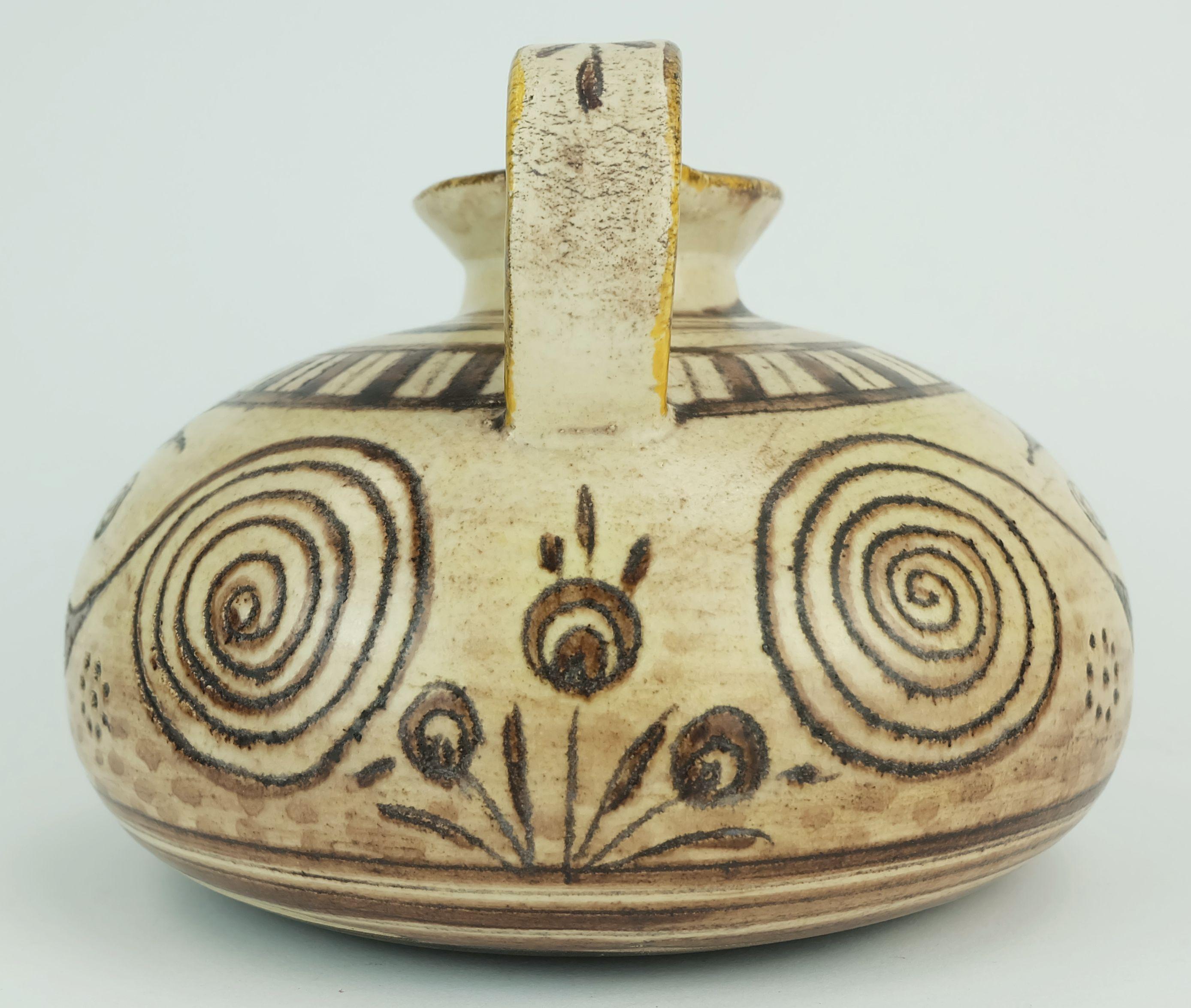 Vaso in ceramica a doppio manico della metà del secolo scorso firmato Vitali e realizzato a mano negli anni '70 in vendita 2