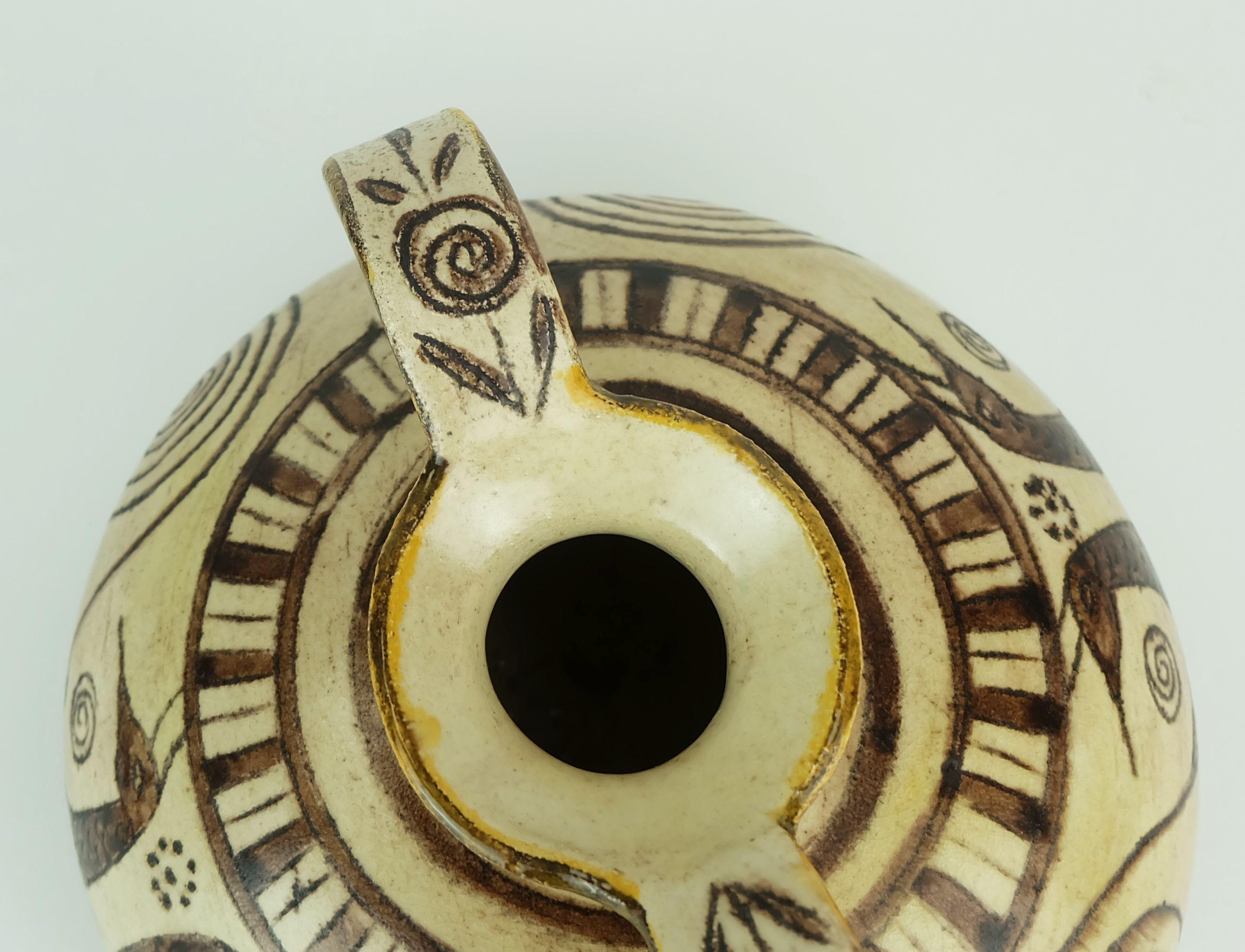 Vaso in ceramica a doppio manico della metà del secolo scorso firmato Vitali e realizzato a mano negli anni '70 in vendita 3