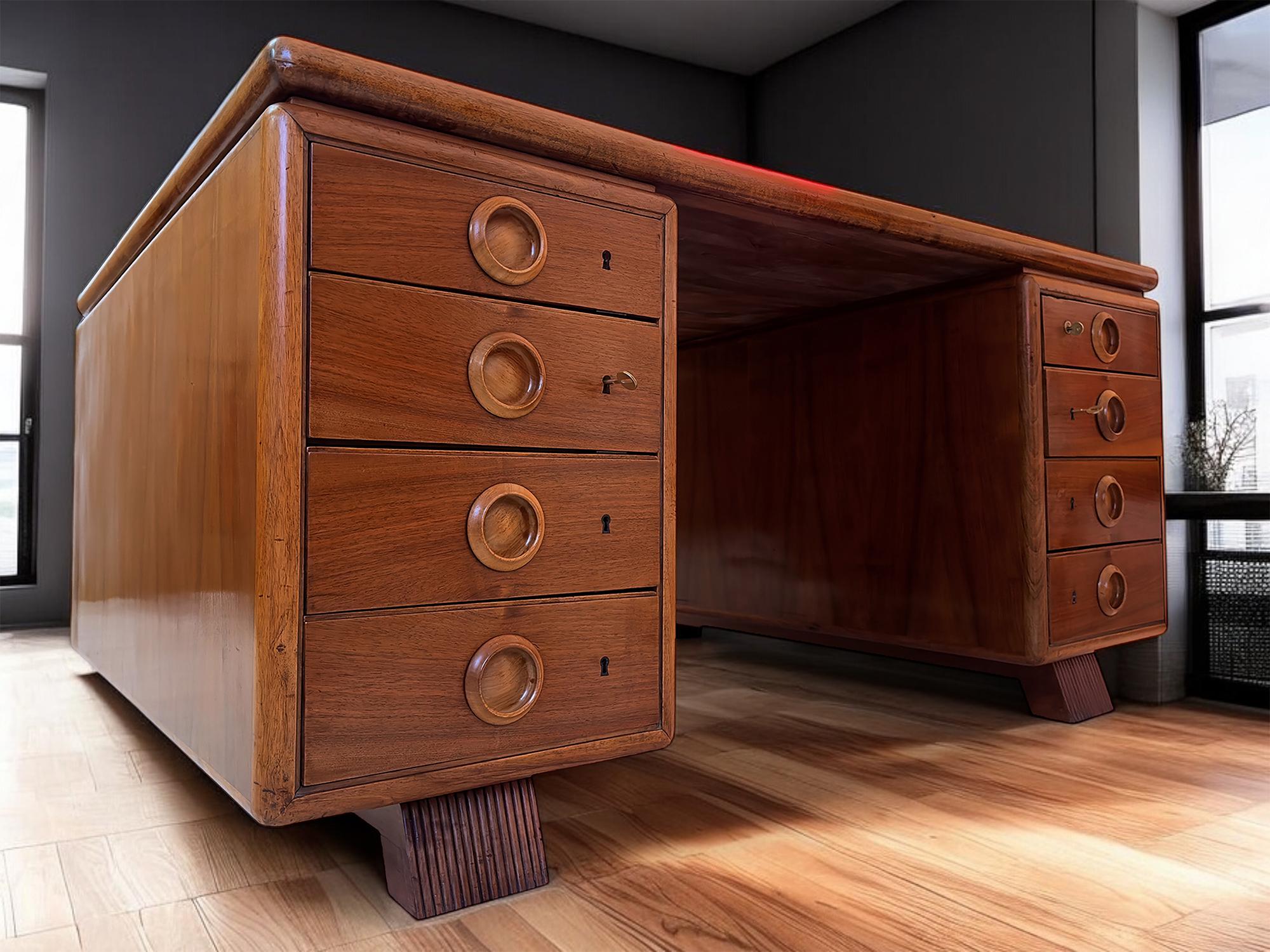 Impresionante escritorio italiano de doble cara de los años 50, atribuible al diseño de Paolo Buffa.
Tiene ocho cajones por lado, todos con cerradura, y está en muy buen estado de época, ya que todas las superficies de madera se han pulido