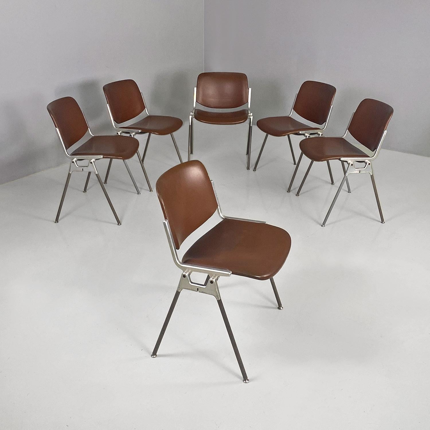 Italian mid-century DSC chairs by Giancarlo Piretti for Anonima Castelli, 1970s
Set composed of six DSC model chairs, stackable, padded and covered in brown leather, with rectangular seat and backrest with rounded corners. La robusta struttura è in