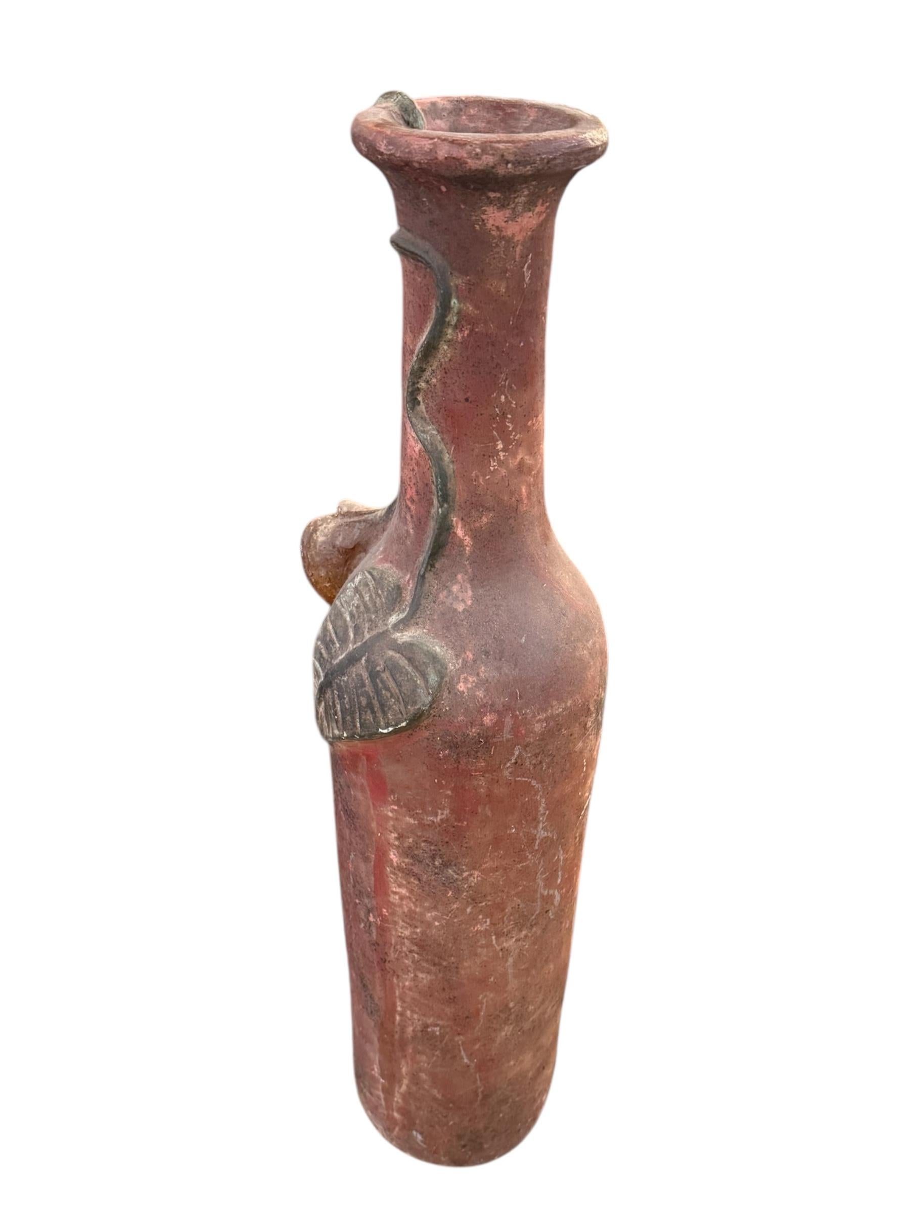 Exemple frappant de l'artisanat italien du milieu du siècle, ce grand vase à fleurs en faïence est une célébration de l'élégance rustique et du design intemporel. Fabriqué en terre cuite naturelle, le vase présente une patine riche et chaude qui met