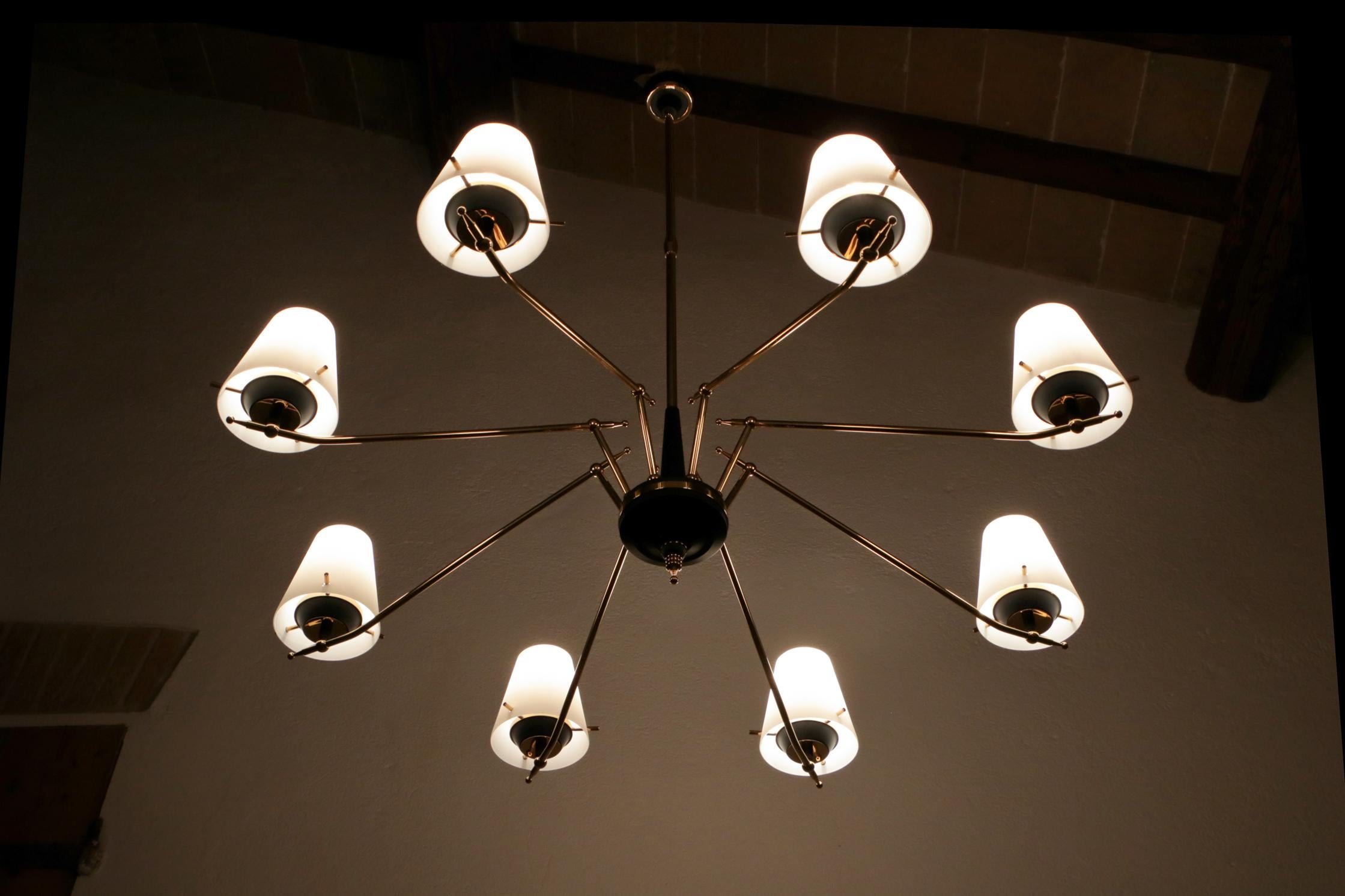 Italian Mid Century Eight Lights Chandelier attributed to Stilnovo, 1960 In Good Condition For Sale In Traversetolo, IT