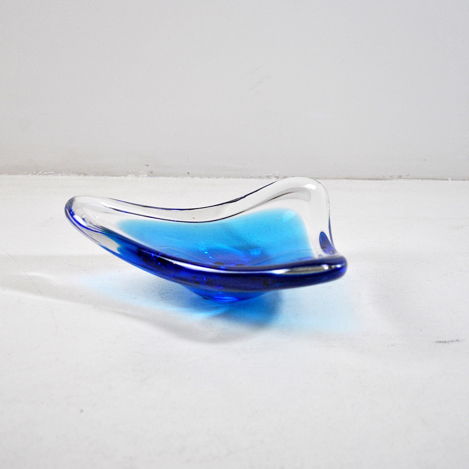 Empty pockets with a triangular shape, transparent base and blue shades, submerged Murano glass from the 1960s.