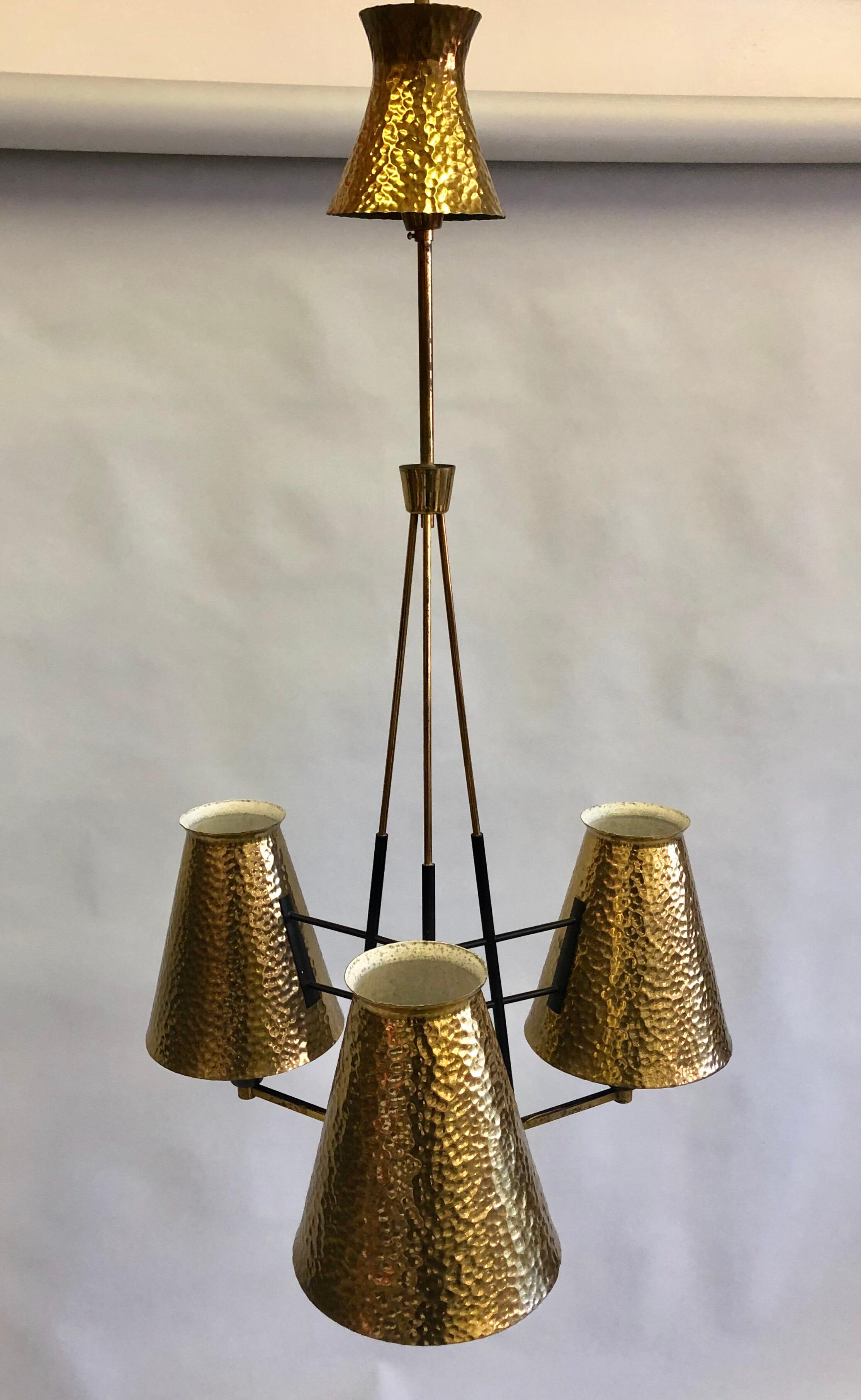Italian Midcentury Hammered Brass and Black Metal Chandelier by Stilnovo In Good Condition For Sale In New York, NY