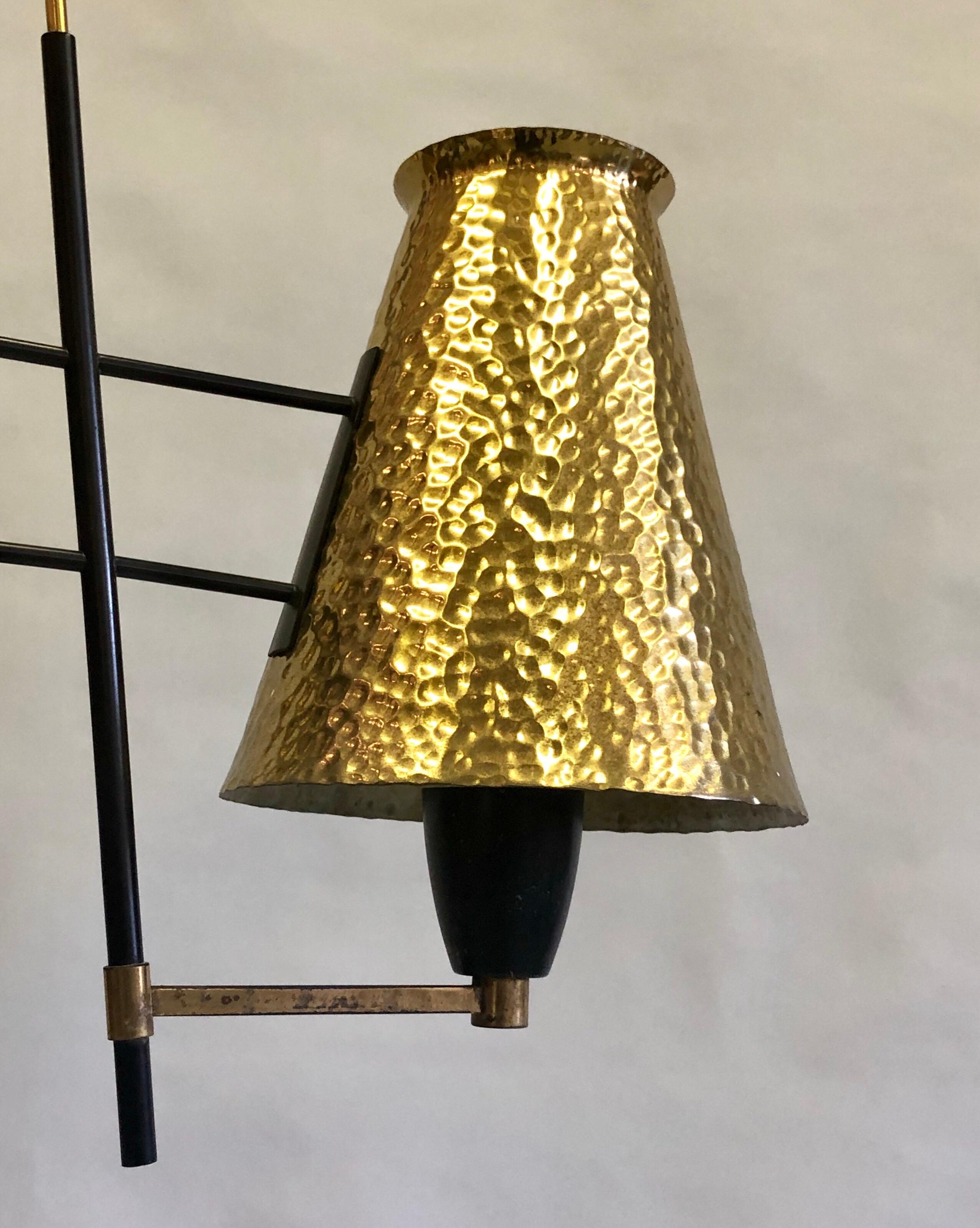 Italian Midcentury Hammered Brass and Black Metal Chandelier by Stilnovo For Sale 1