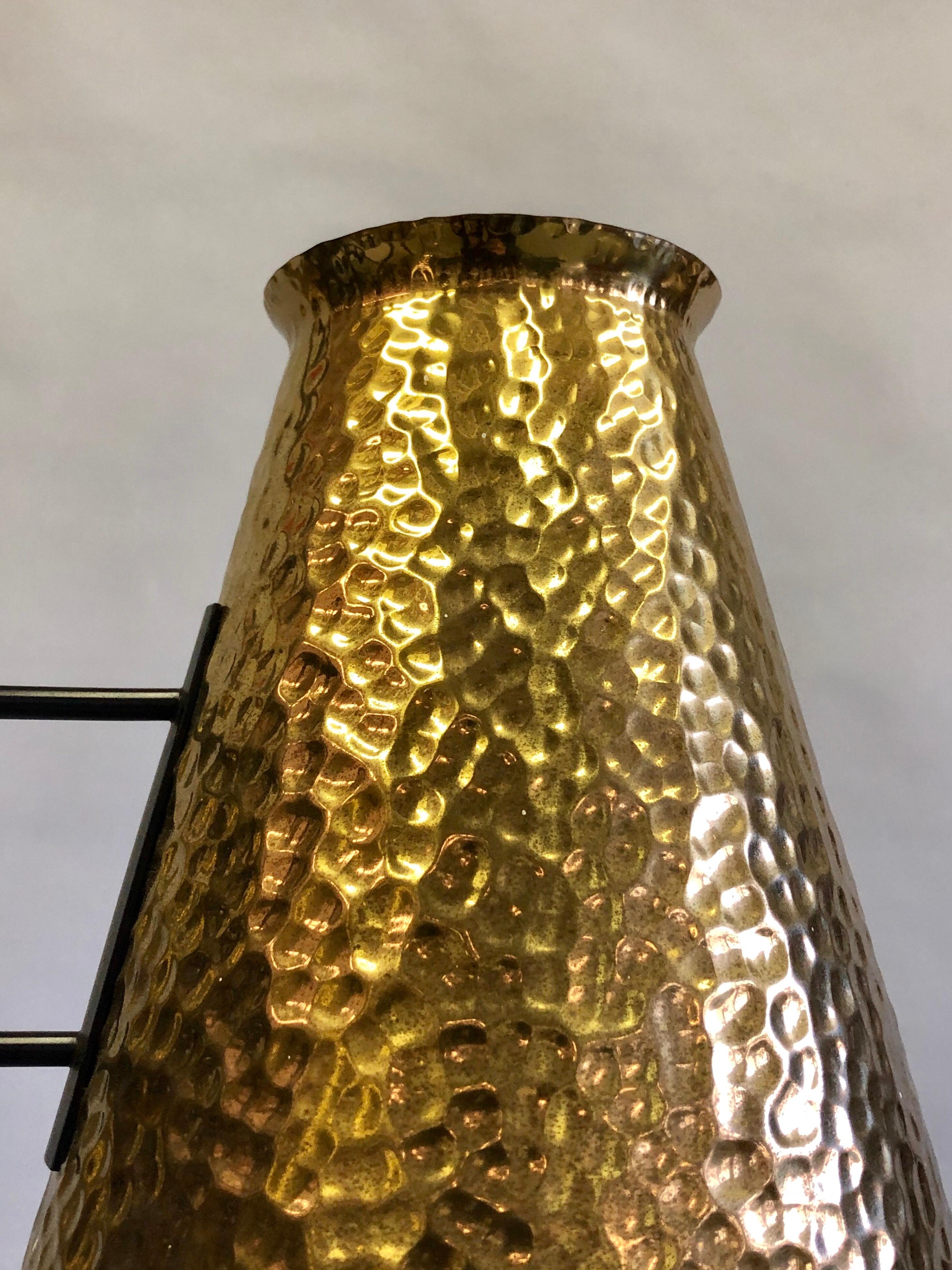 Lustre italien du milieu du siècle dernier en métal émaillé et laiton martelé attribué à Stilnovo en vente 1