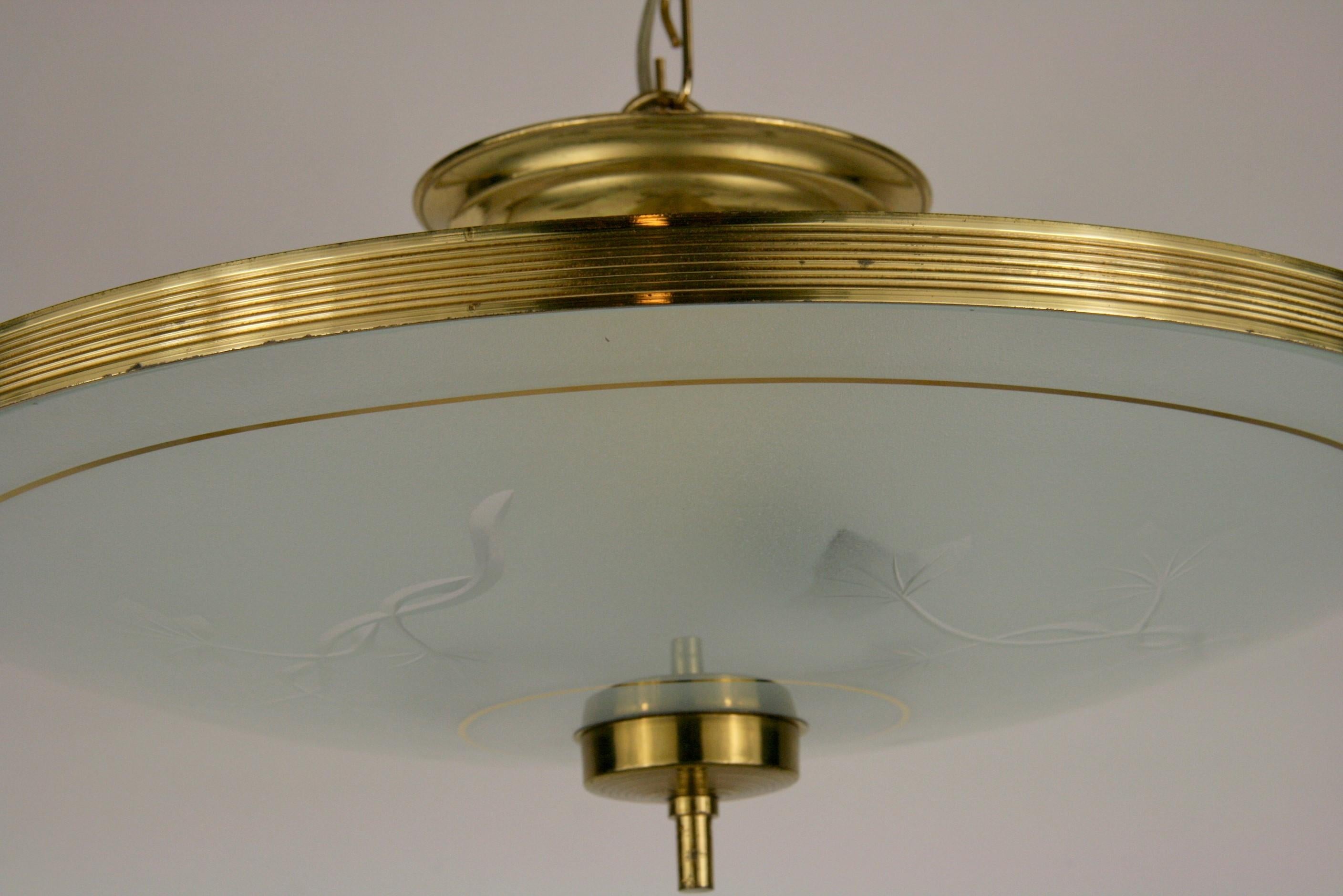 1-3037 Verre dépoli italien avec motif de feuilles gravé dans le verre
Fanfare autour du verre
Trois ampoules internes de 60 watts.
Peut être transformé en suspension.