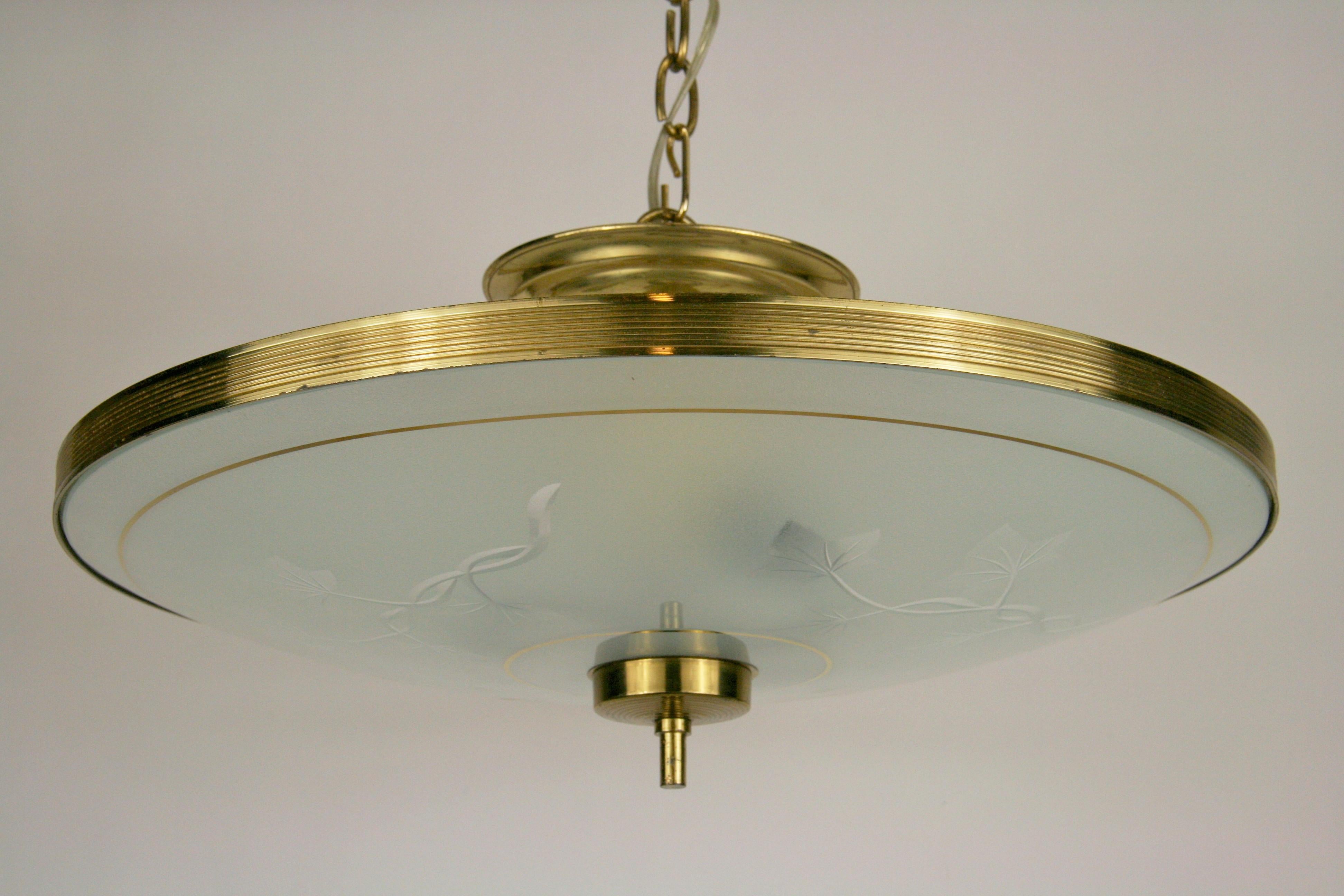 Suspension en verre gravé et laiton du milieu du siècle dernier Bon état - En vente à Douglas Manor, NY