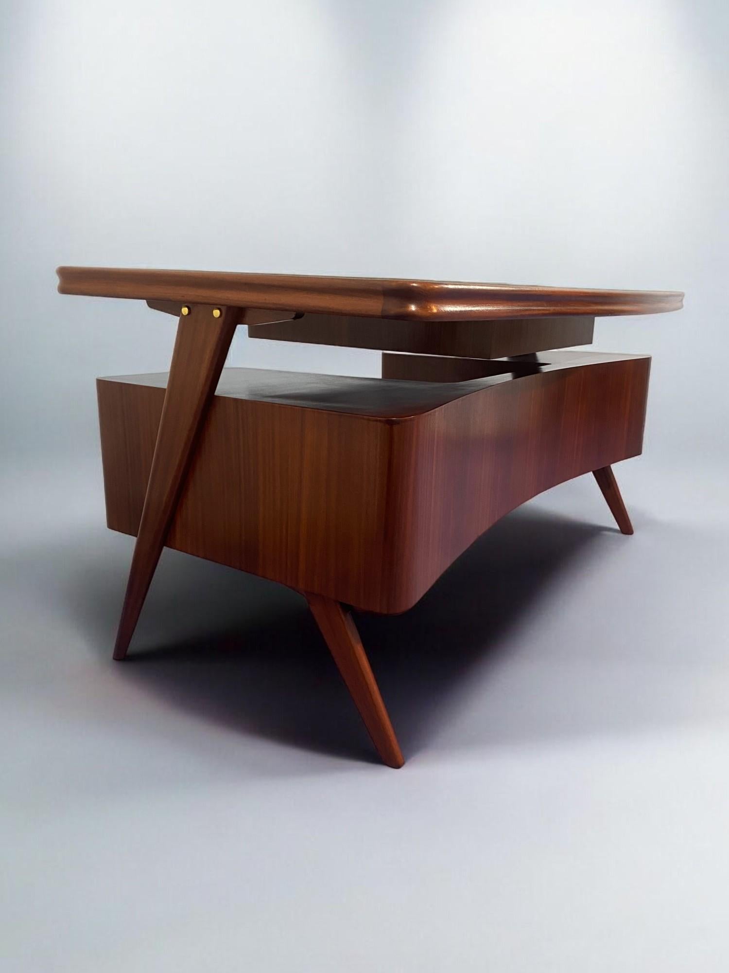 Vetro Tavolo da scrivania direzionale italiano del Mid Century disegnato da Vittorio Dassi negli anni '50 in vendita