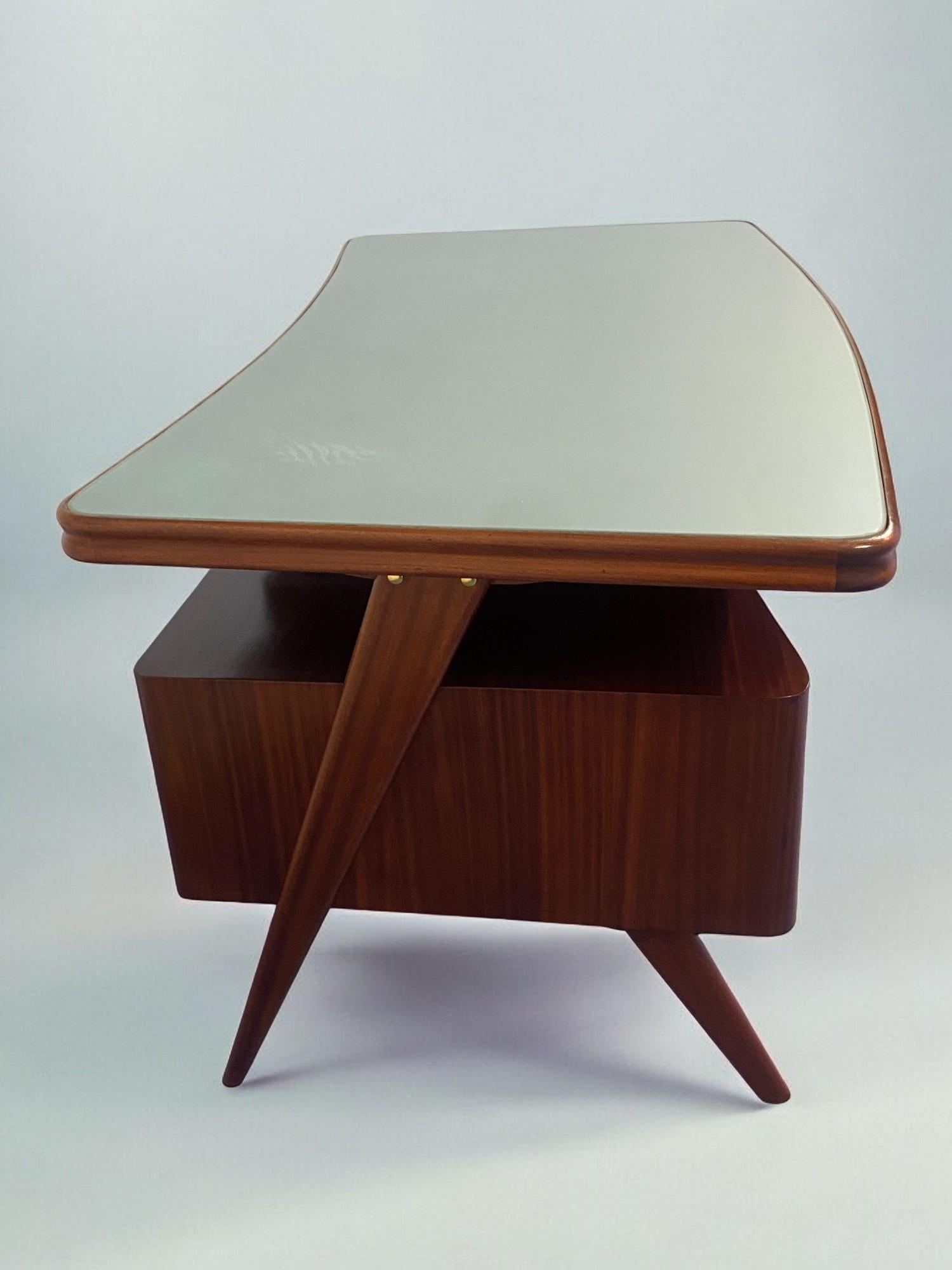 Impiallacciato Tavolo da scrivania direzionale italiano del Mid Century disegnato da Vittorio Dassi negli anni '50 in vendita