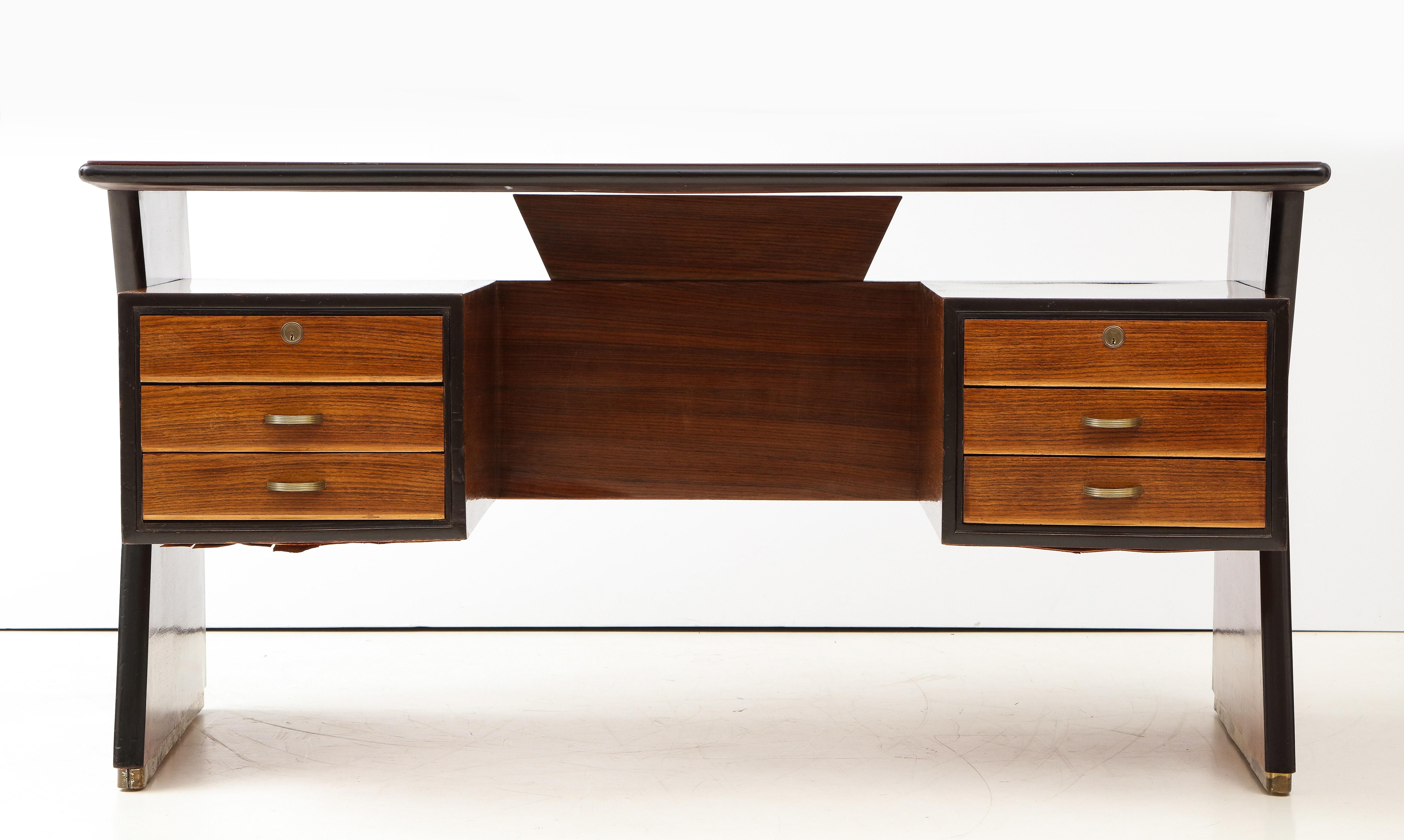Italian Midcentury Executive Walnut and Glass Desk by Vittorio Dassi In Good Condition In New York, NY