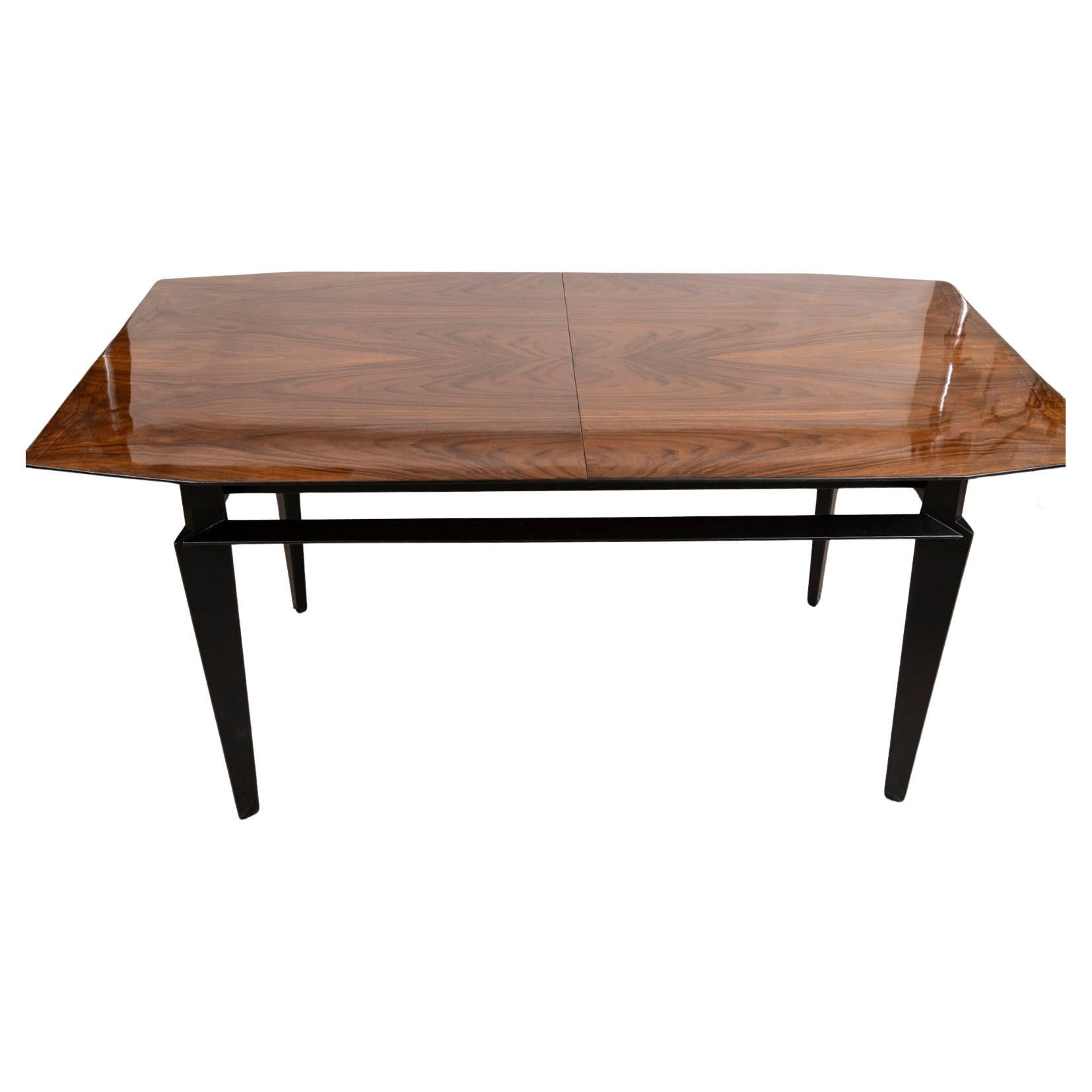 Ein wunderbar schlanker und kantig geformter, ausziehbarer Esstisch für Dassi Mobili Moderni von Designer Edmondo Palutari.
Der Tisch besteht aus einem sich verjüngenden, rechteckigen Plateau mit zwei Blättern, furniert in einem atemberaubenden