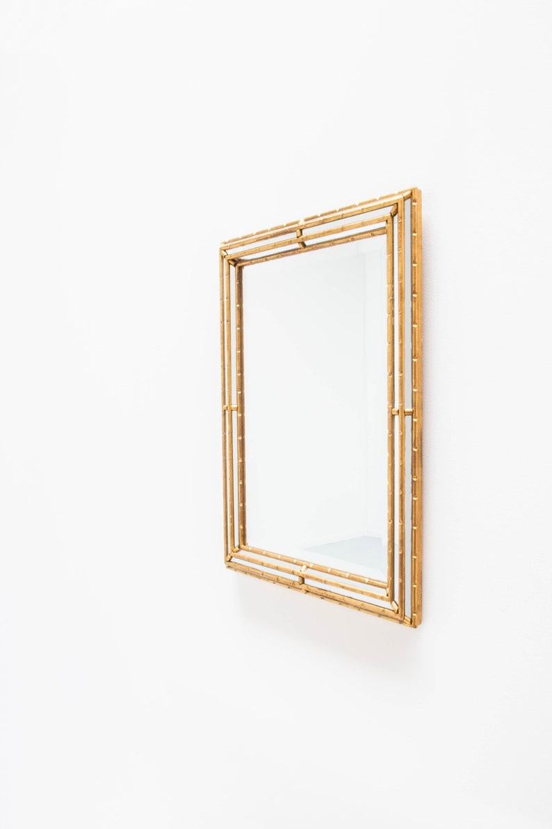 Italian mid-century mirror faux bambou wood gilded 1970s

Rectangular mirror with fine ribbed gilded wood moldings as frame structure -Three-dimensional structure
This heavy, valuable object Impresses with its simple elegance.
Light-footed and