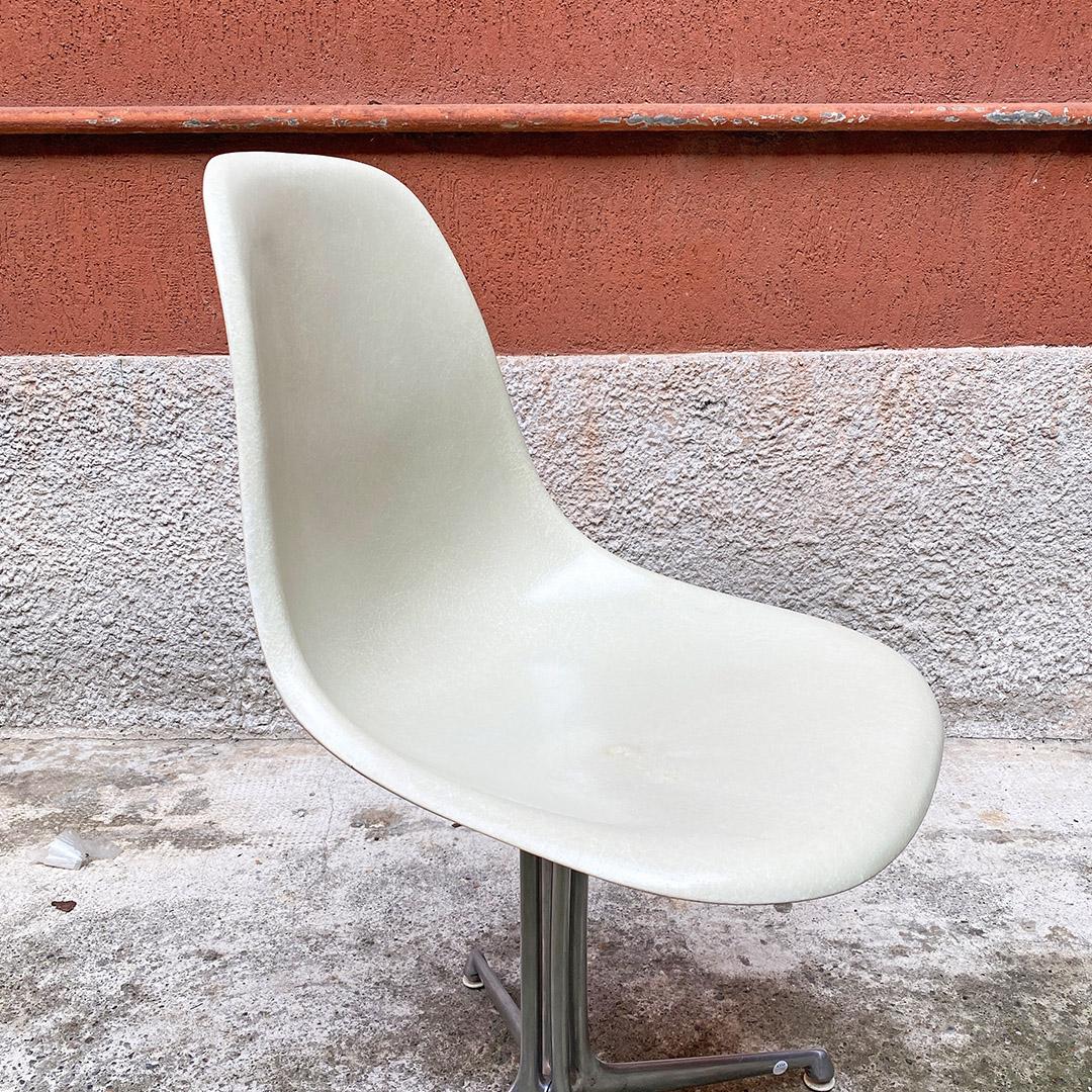 Italian Mid Century Fiberglass Chairs by Charles and Ray Eames for Vitra, 1948 4