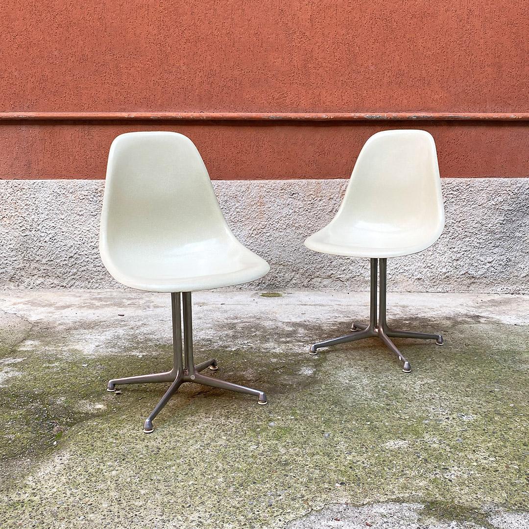 Italian mid century fiberglass and metal pair of Fiberglass chairs by Charles and Ray Eames for Vitra, 1948.
Pair of Fiberglass chairs with curved seat in cream white fiberglass and four-spoke metal leg with white resin tip.
Produced by Vitra in