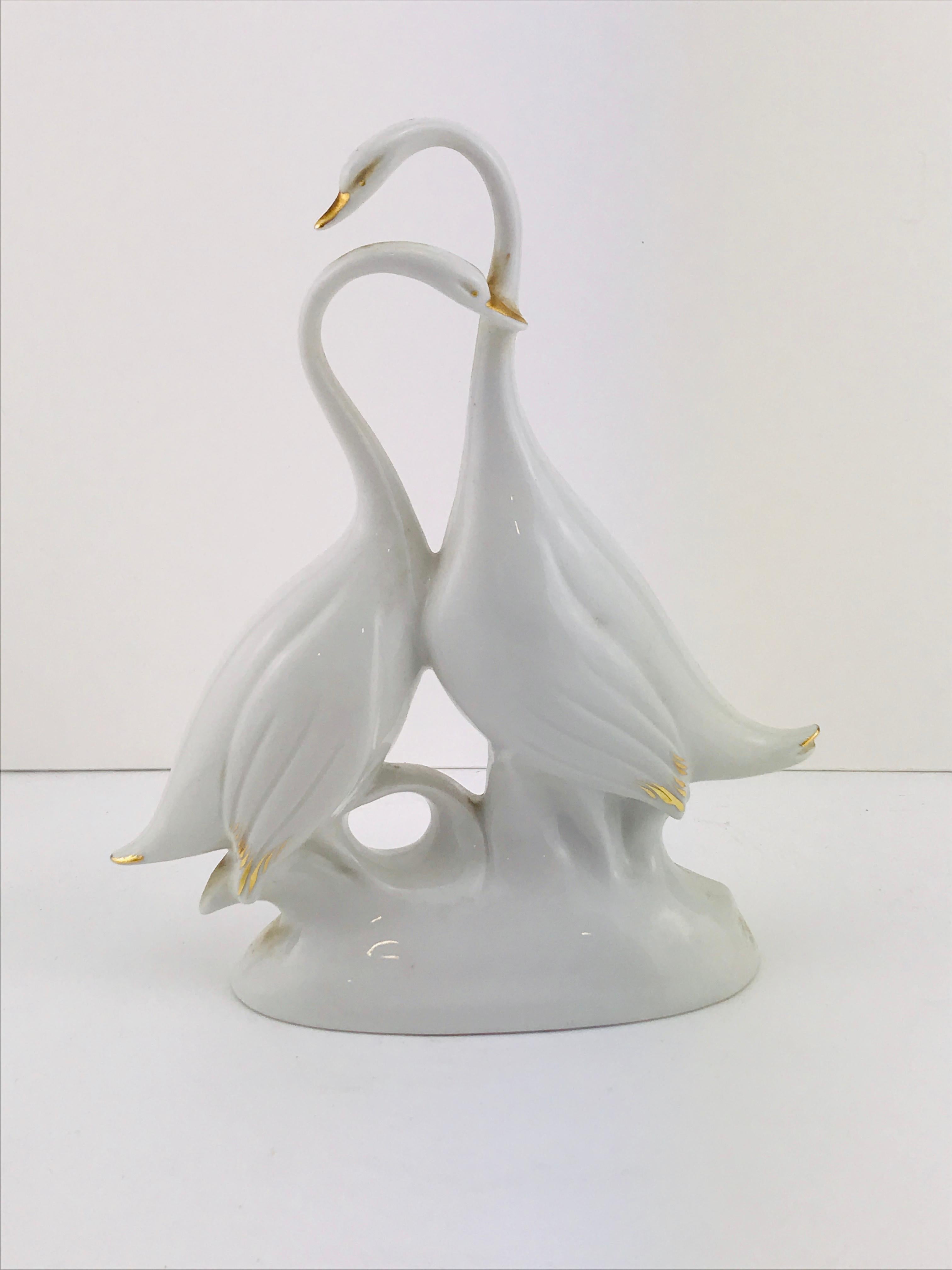Italian Midcentury Finissime Porcellane Swans Sculpture, Firenze , 1950s In Good Condition In Byron Bay, NSW