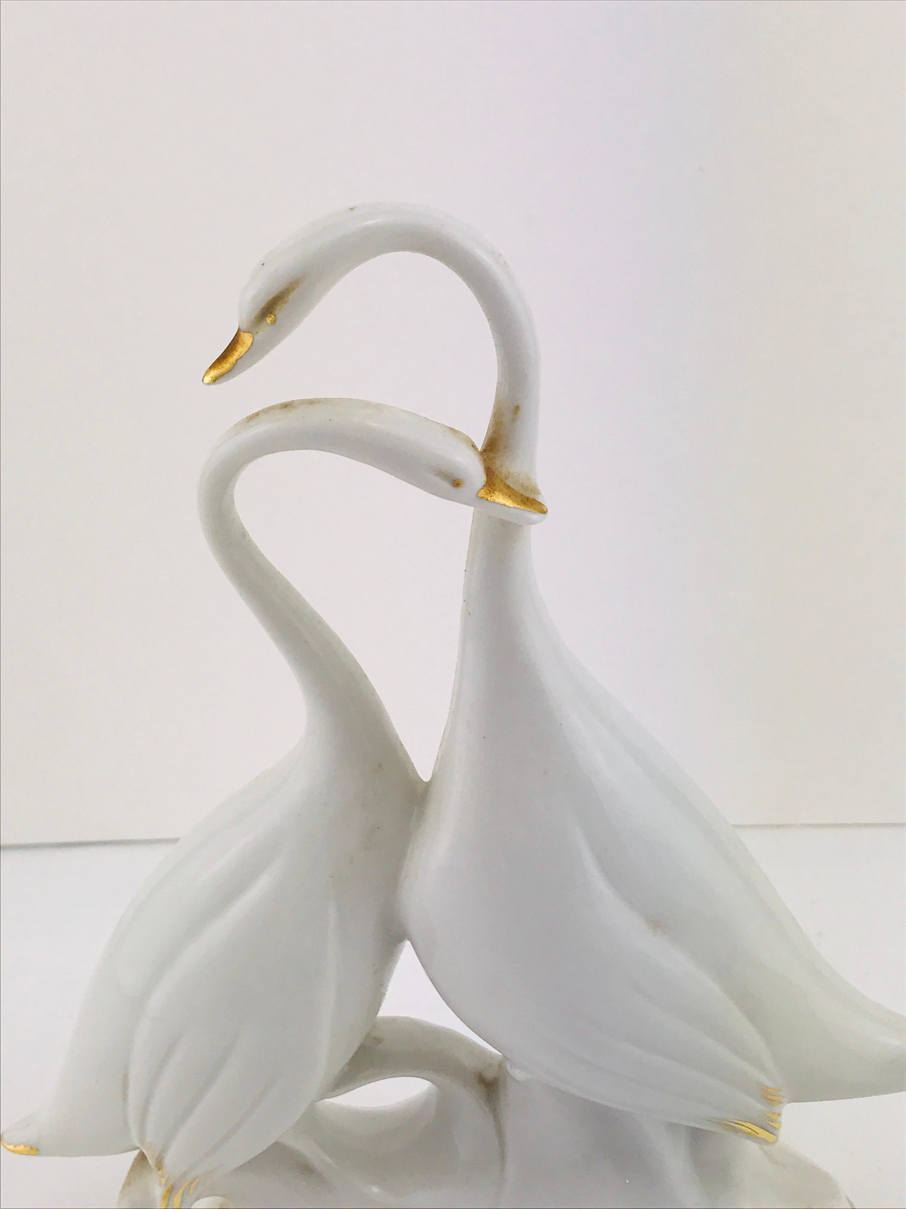 Italian Midcentury Finissime Porcellane Swans Sculpture, Firenze , 1950s 2