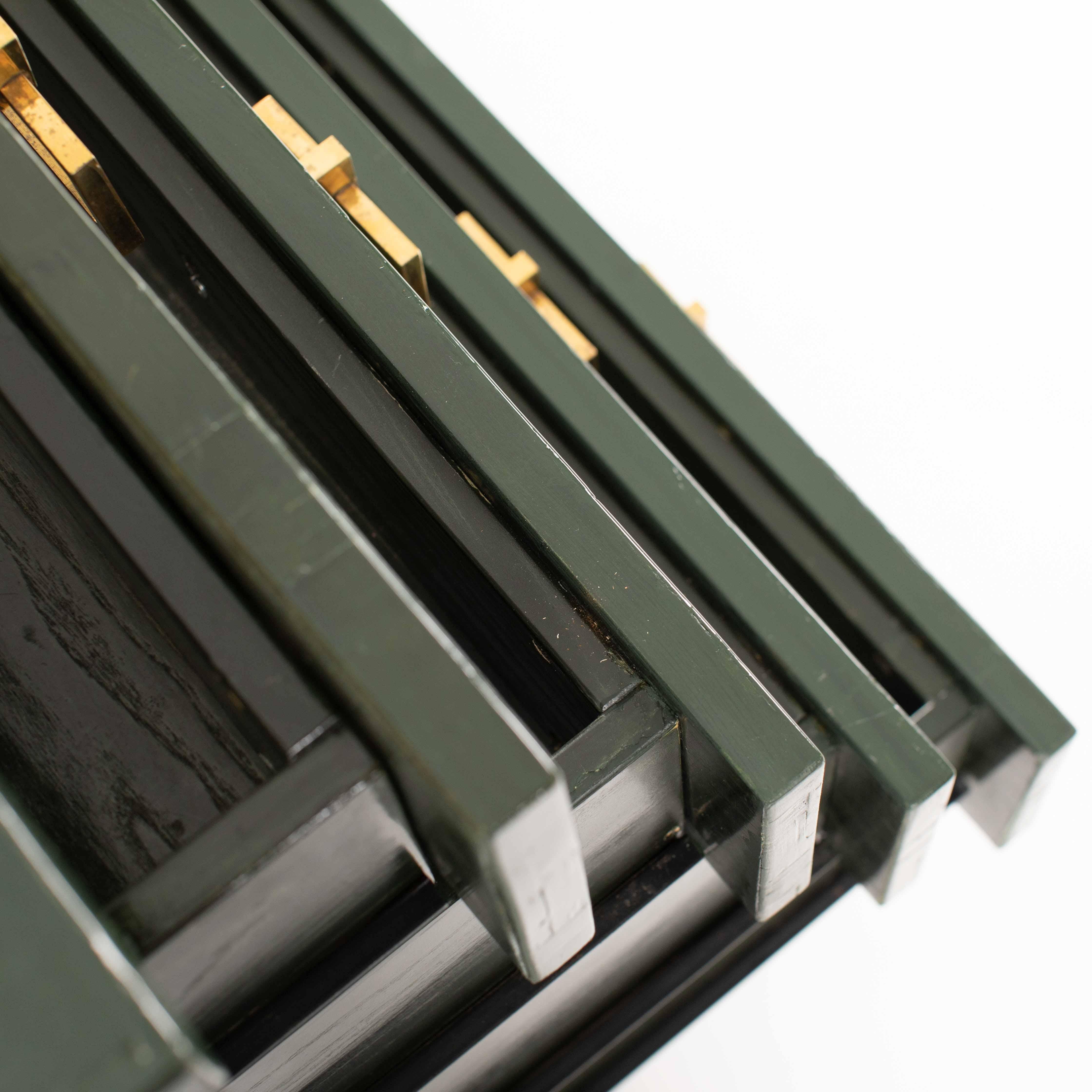 Coffre italien du milieu du siècle en Wood Wood Greene & Greene avec quincaillerie en laiton 1960s en vente 4