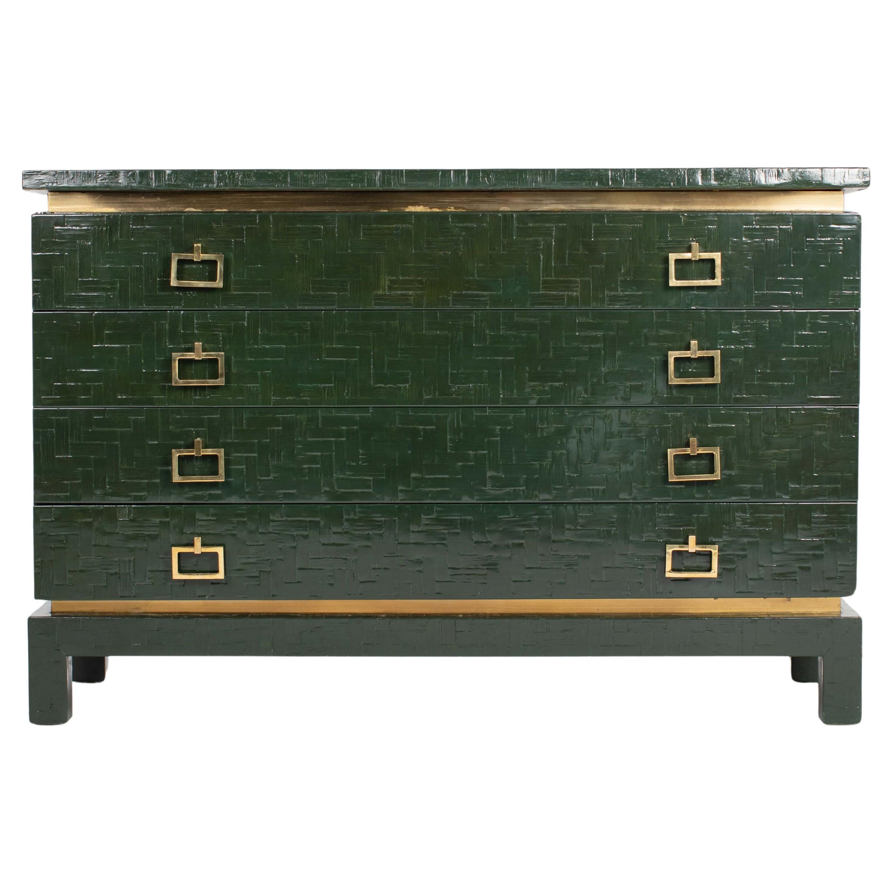 Fantastique commode géométrique du milieu du siècle en vert sapin avec des détails en laiton.

L'objet est réalisé dans un design lourd et comporte 4 grands tiroirs. 
Le corps est en bois massif avec un placage en rotin pressé, la surface est laquée