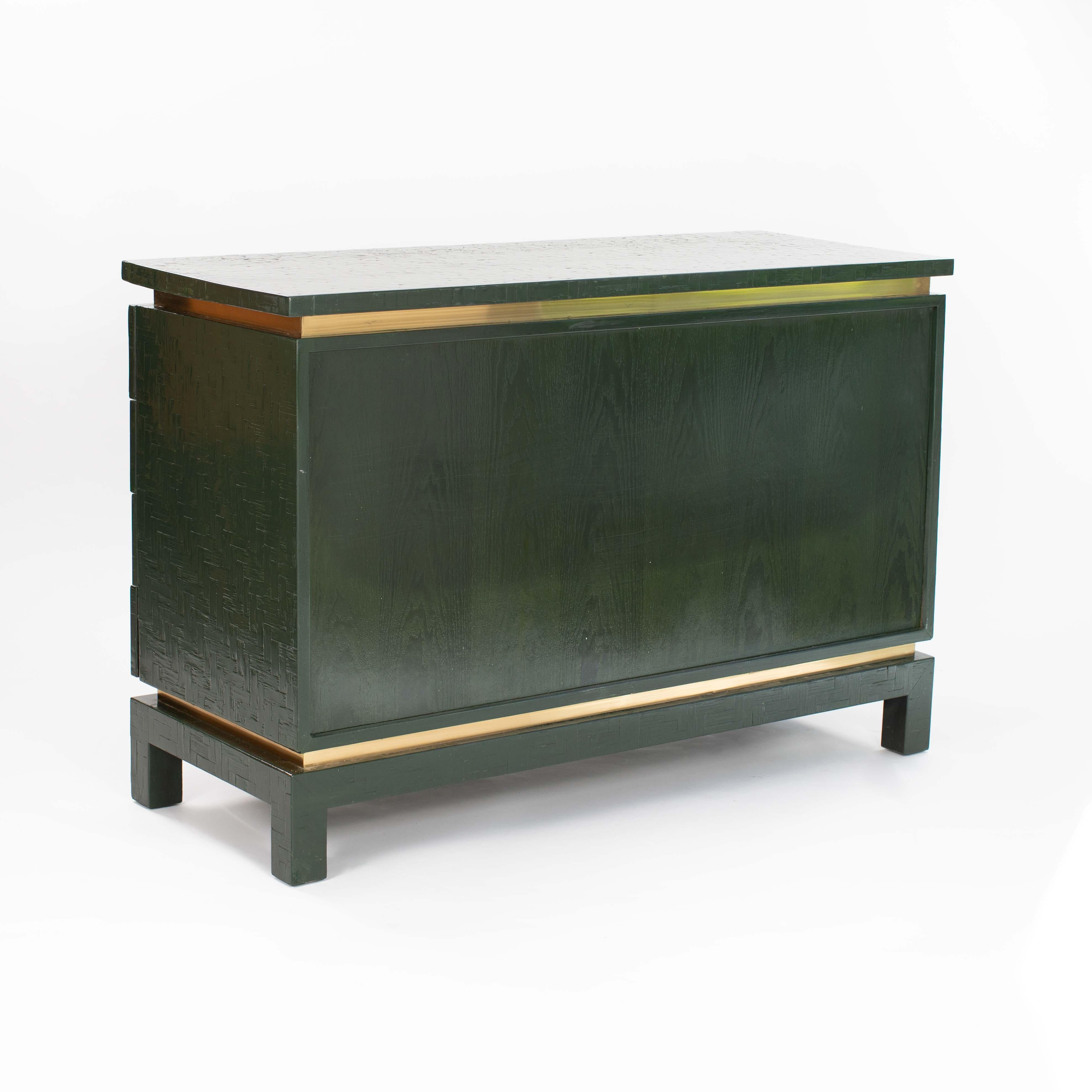 Rotin Coffre italien du milieu du siècle en Wood Wood Greene & Greene avec quincaillerie en laiton 1960s en vente