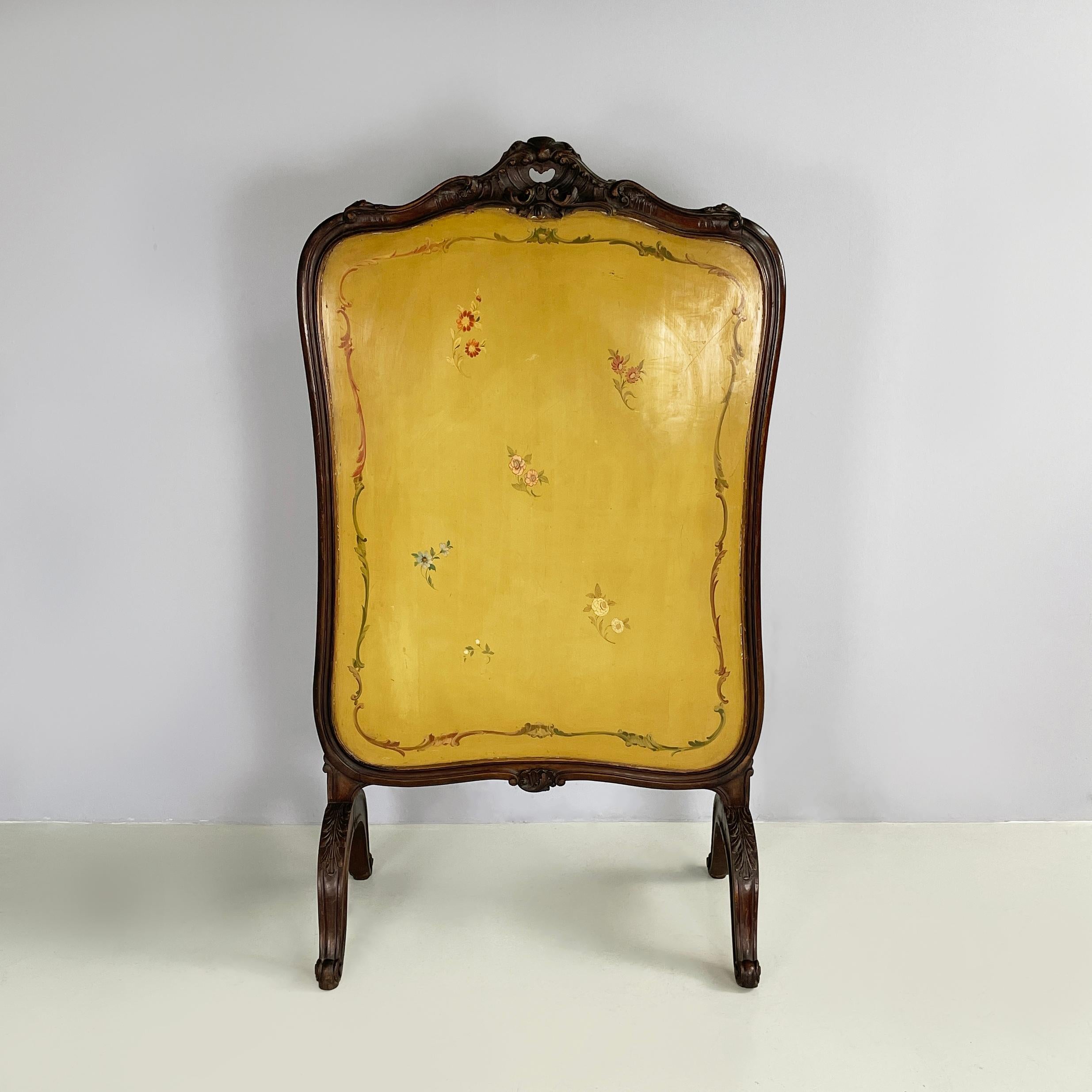 Italian mid-century Fire screen in crafted wood with floral decorations, 1940s
Shaped floor fire screen, entirely in dark wood. The front of the fireplace screen has scattered floral decorations in the center on a yellow background and carved and