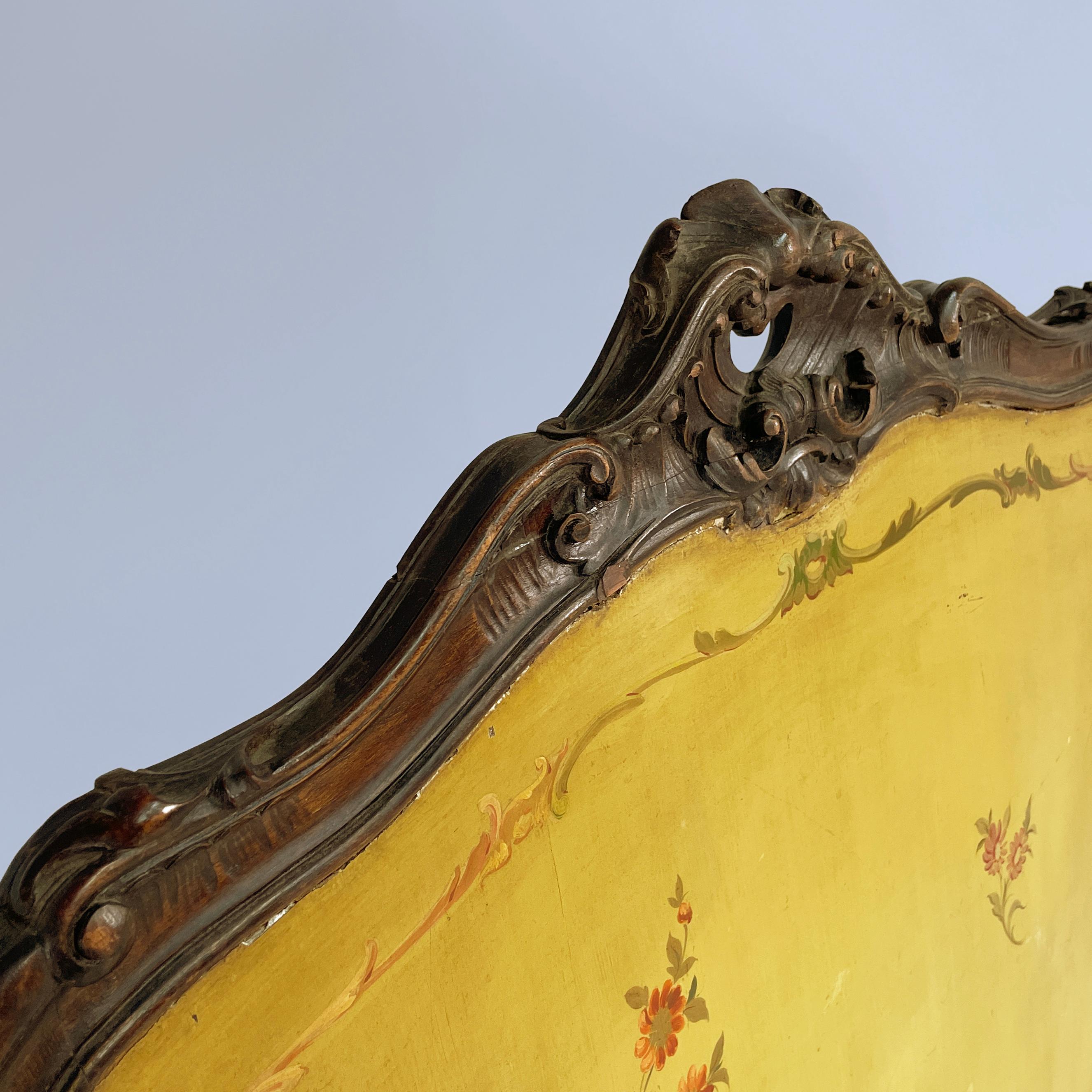 Wood Italian mid-century Fire screen in crafted wood with floral decorations, 1940s For Sale