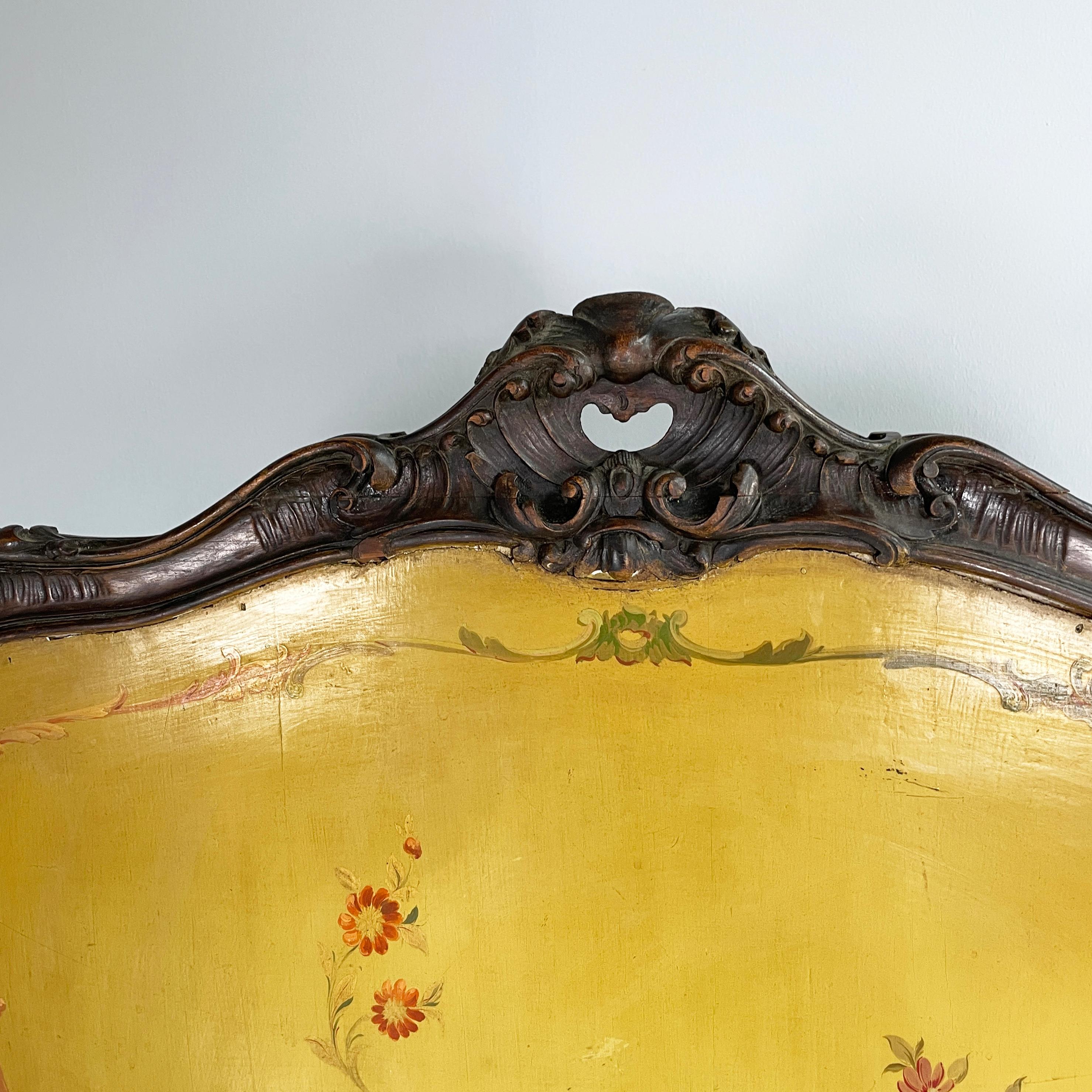 Italian mid-century Fire screen in crafted wood with floral decorations, 1940s For Sale 1